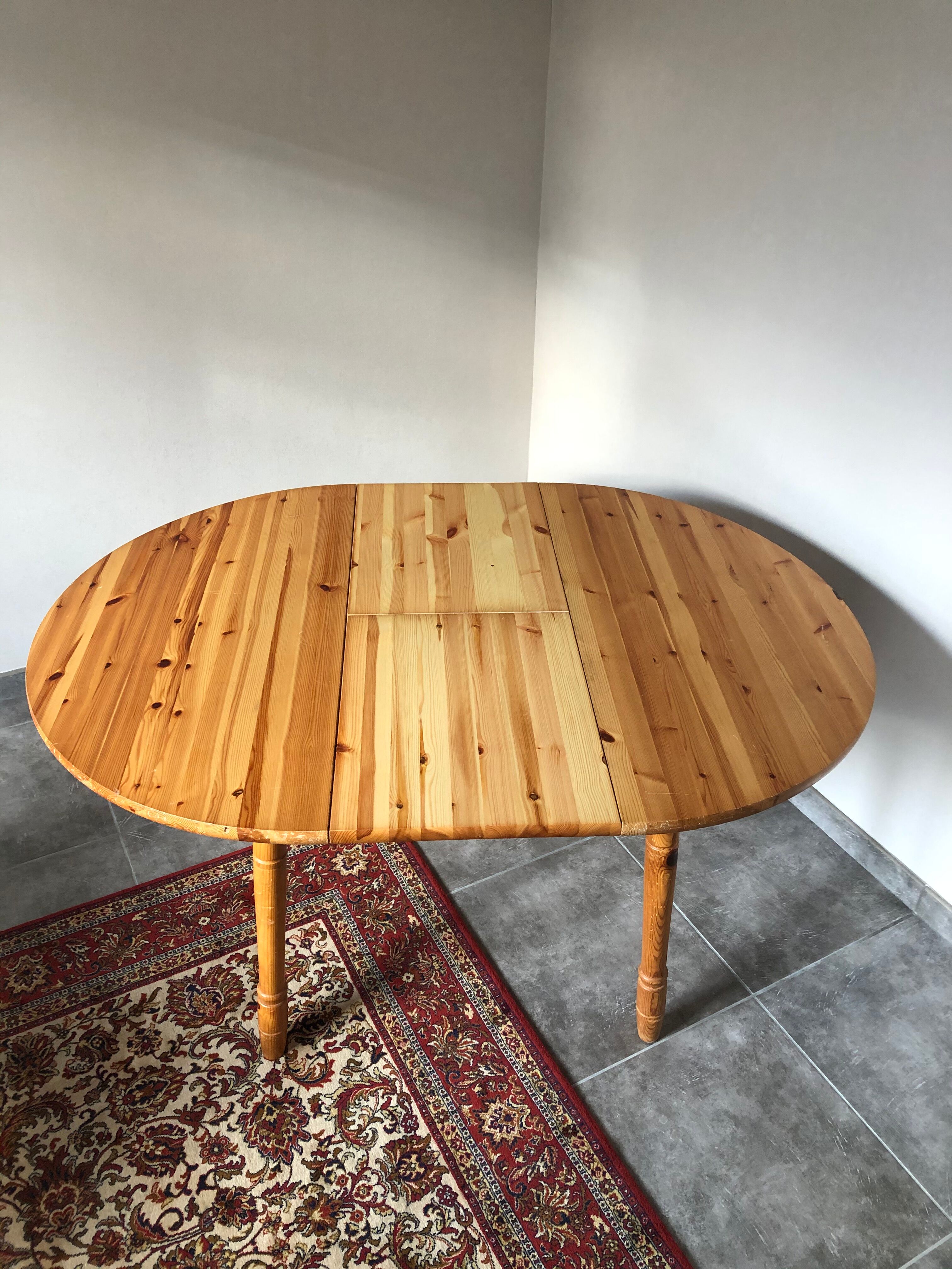 Round table in varnished pine with extension cord