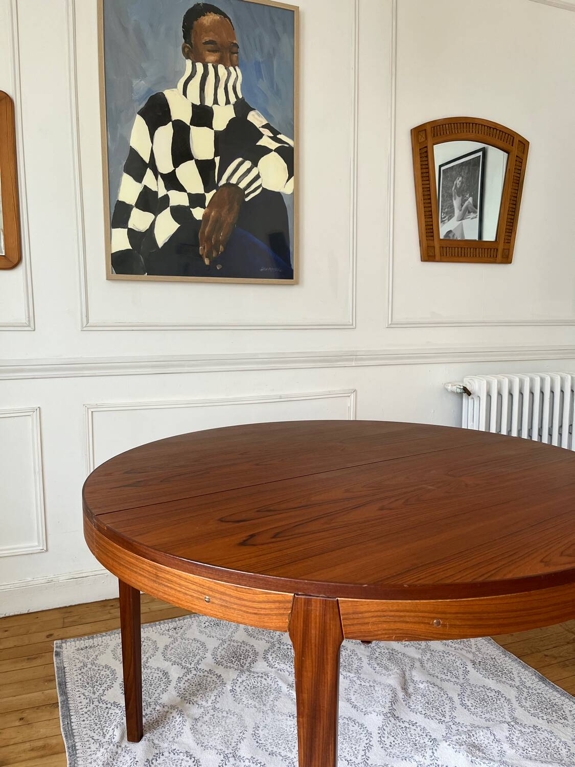 Round extendable rosewood table from the 70s