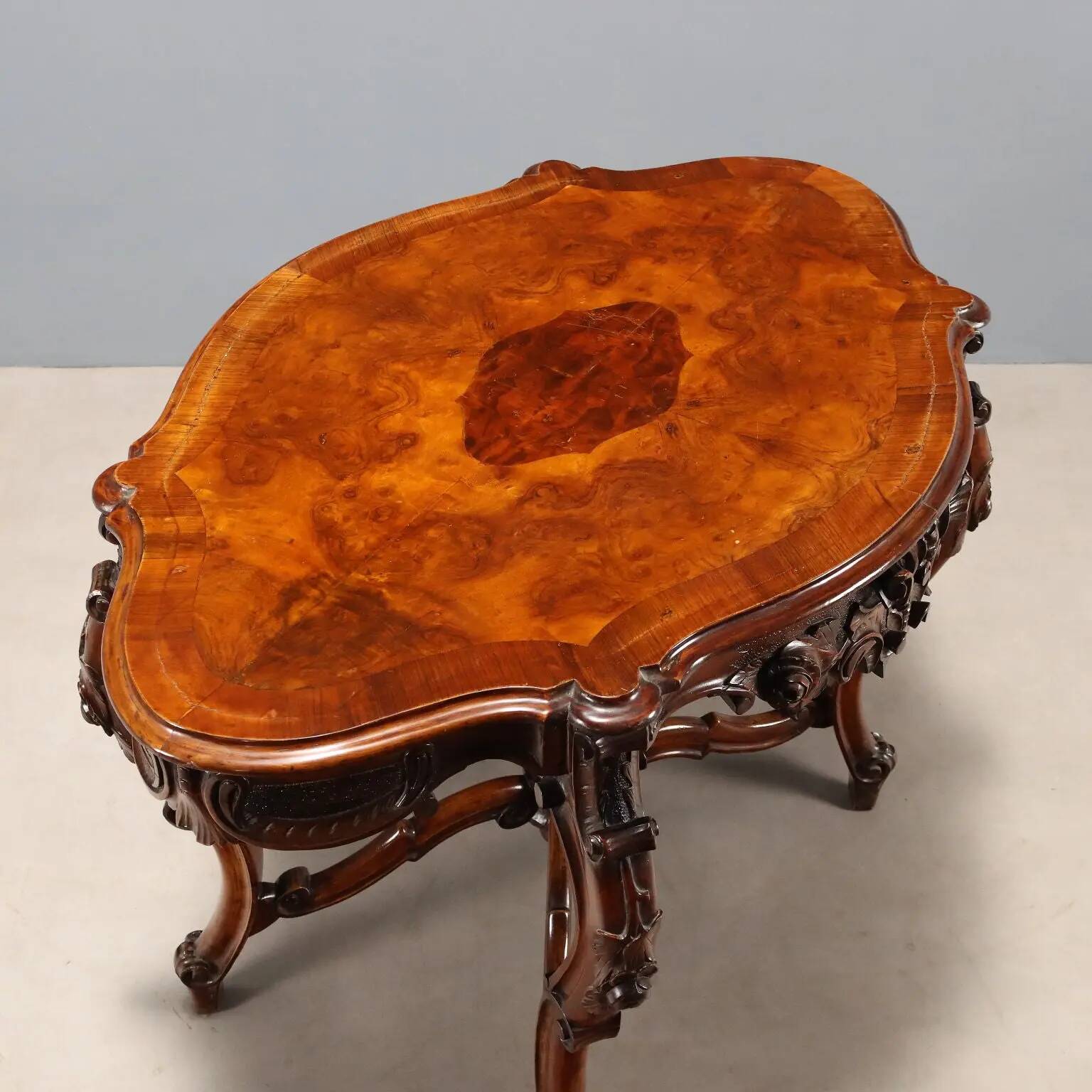 Small antique Louis-Philippe table in walnut, Italy, 19th century.