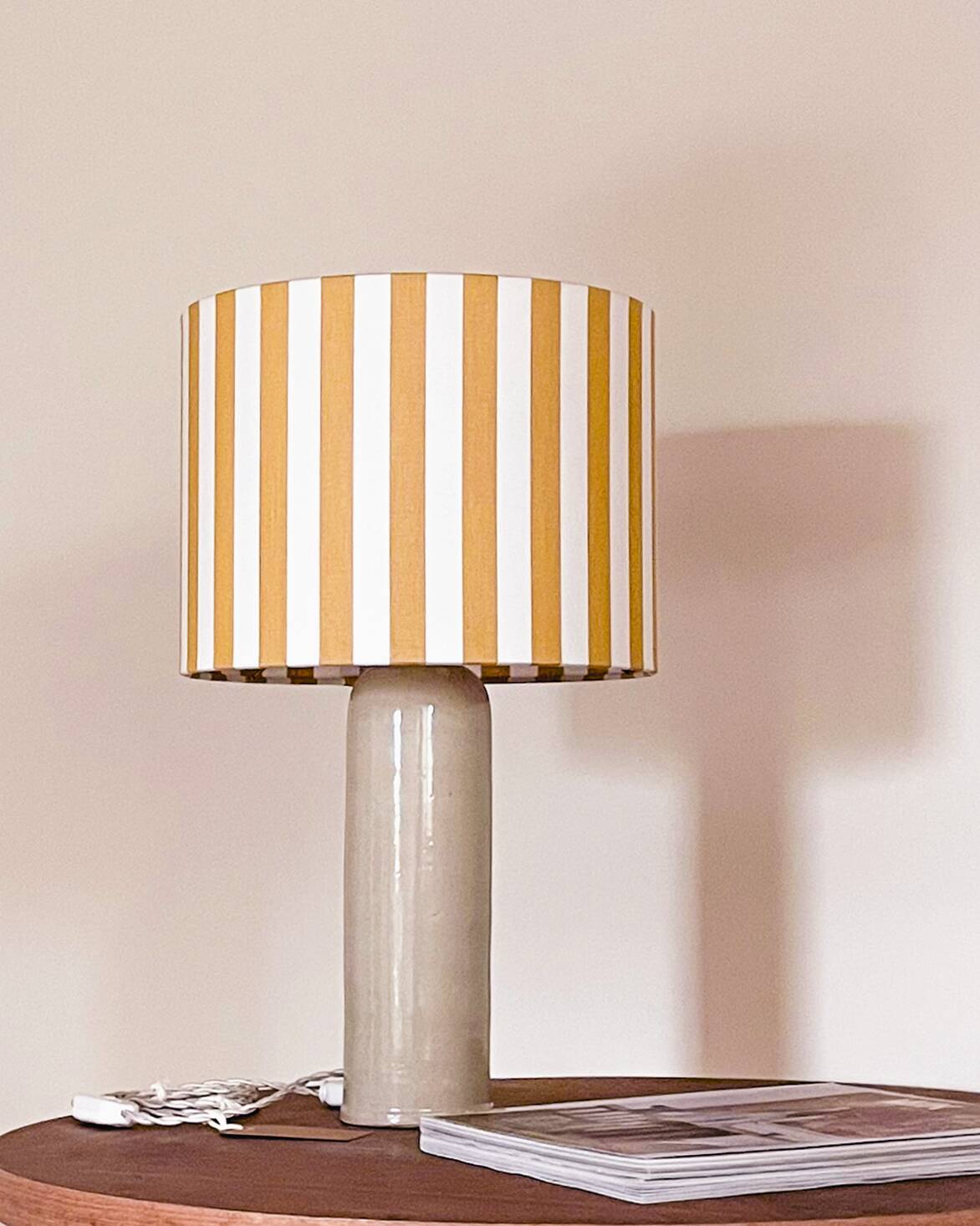 Lampe grès et abat-jour rayures jaunes