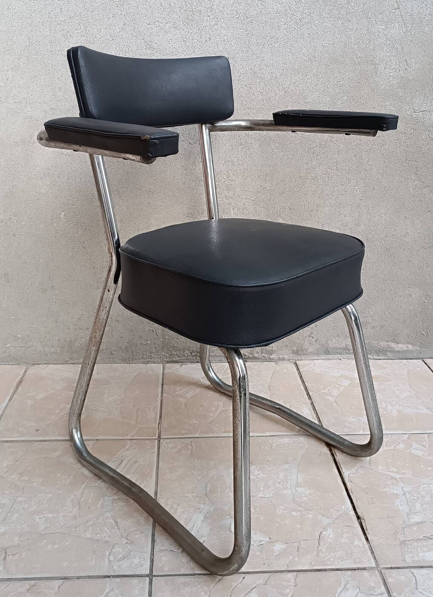 Vintage office chair in chrome metal and faux leather.