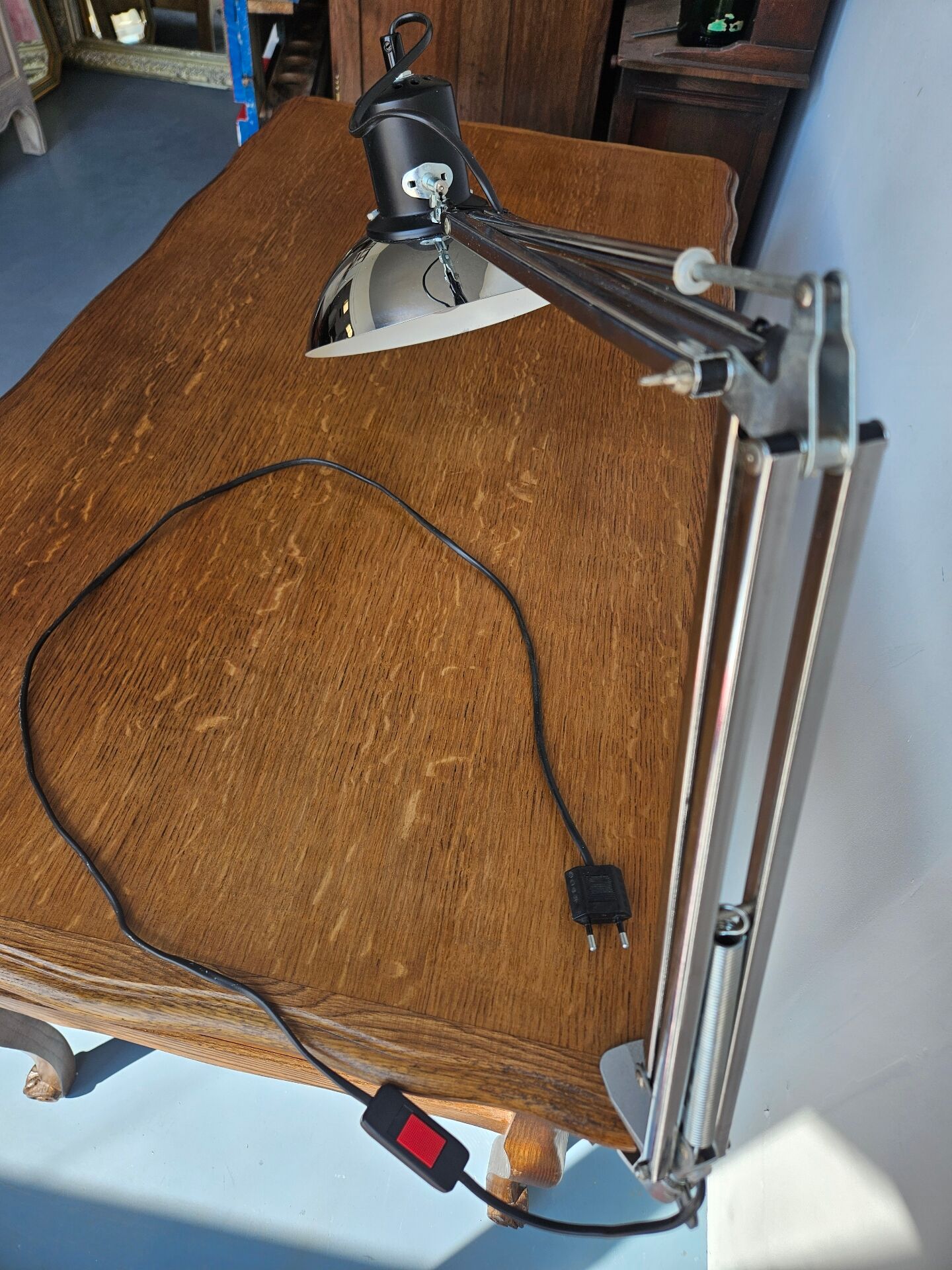Articulated desk lamp