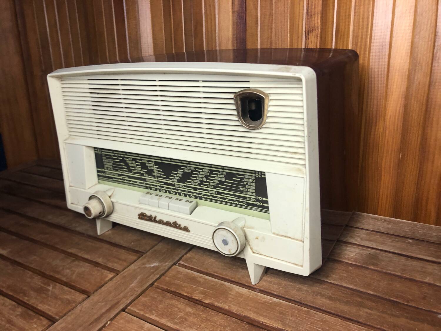 Old radio atlantic bakelite white & bordeaux red vintage #a533