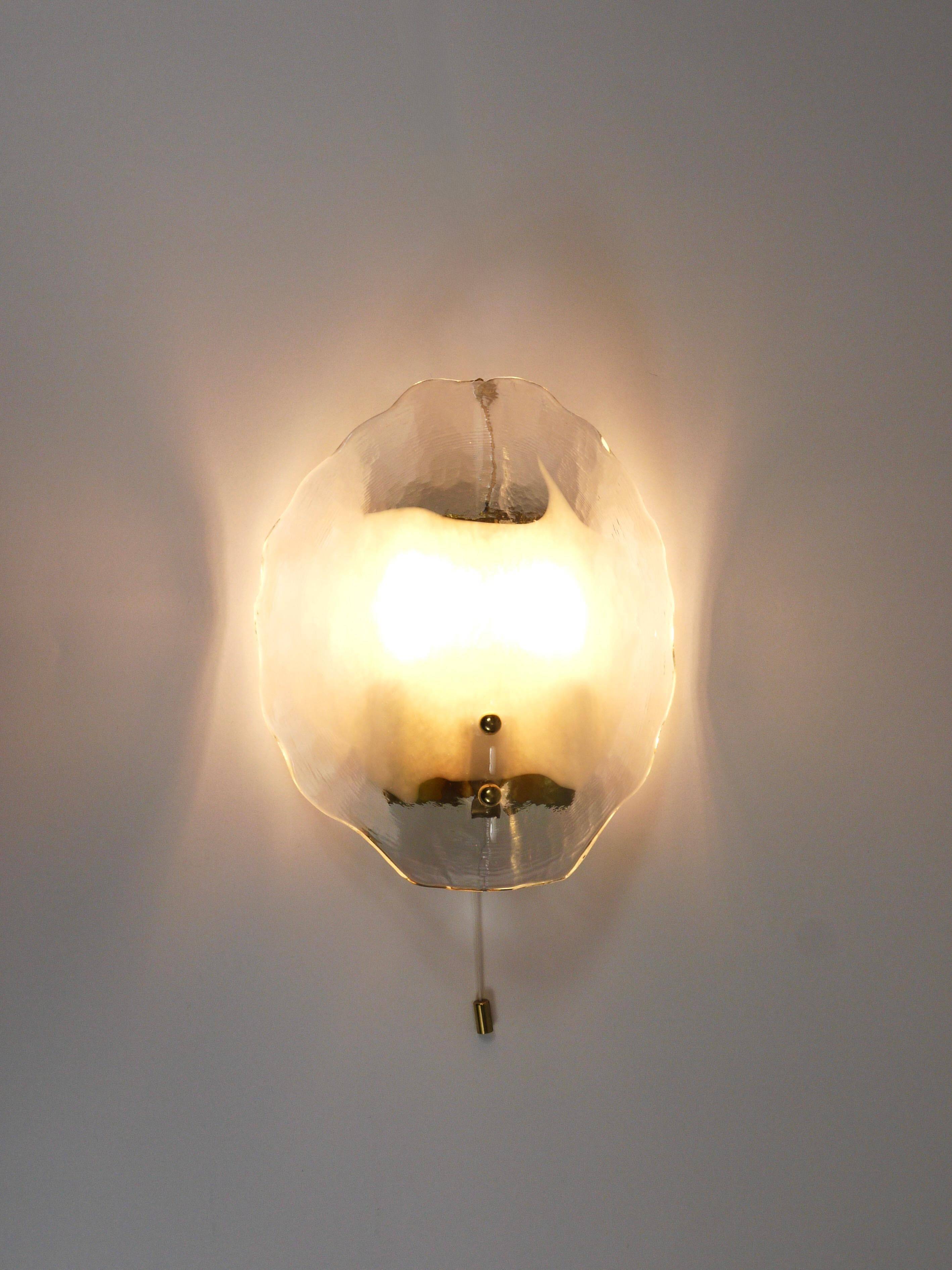 J.T. Kalmar Applique Murano en Laiton et Verre en Forme de Pétale, Vienne, années 1970