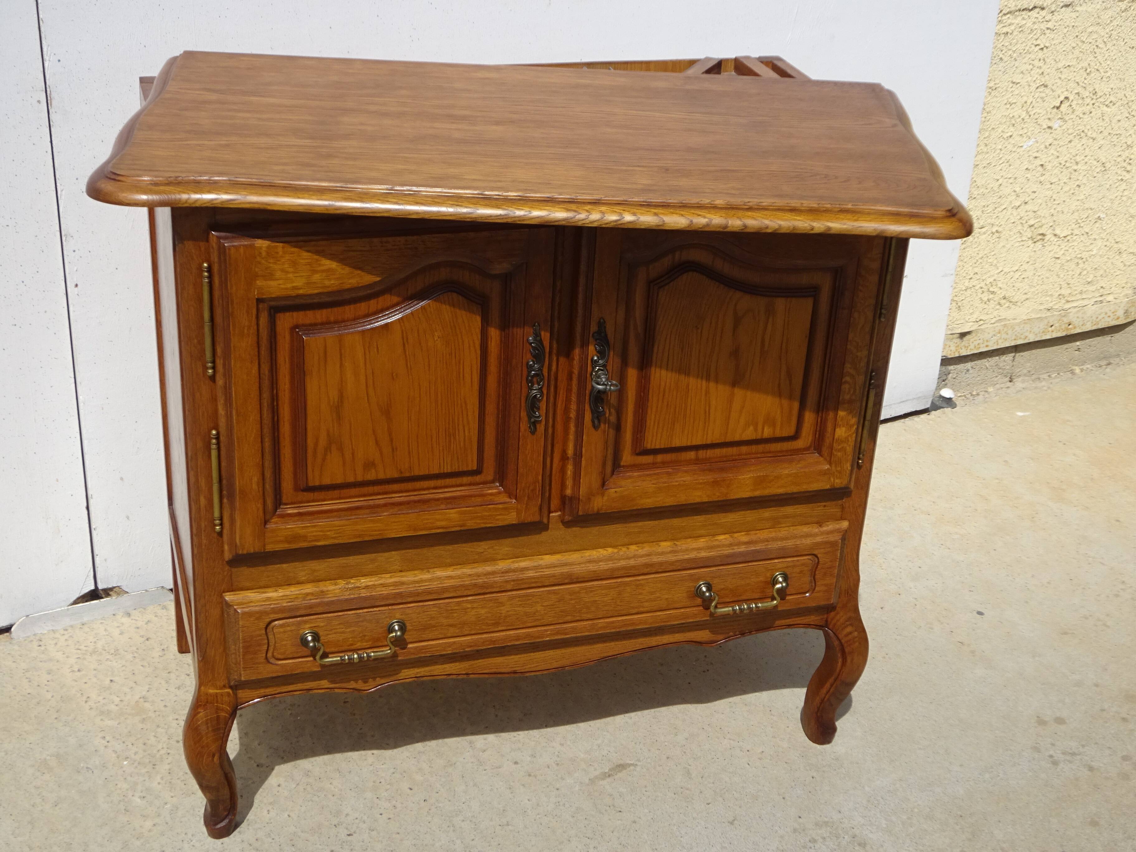 Small oak sideboard, rotating tray