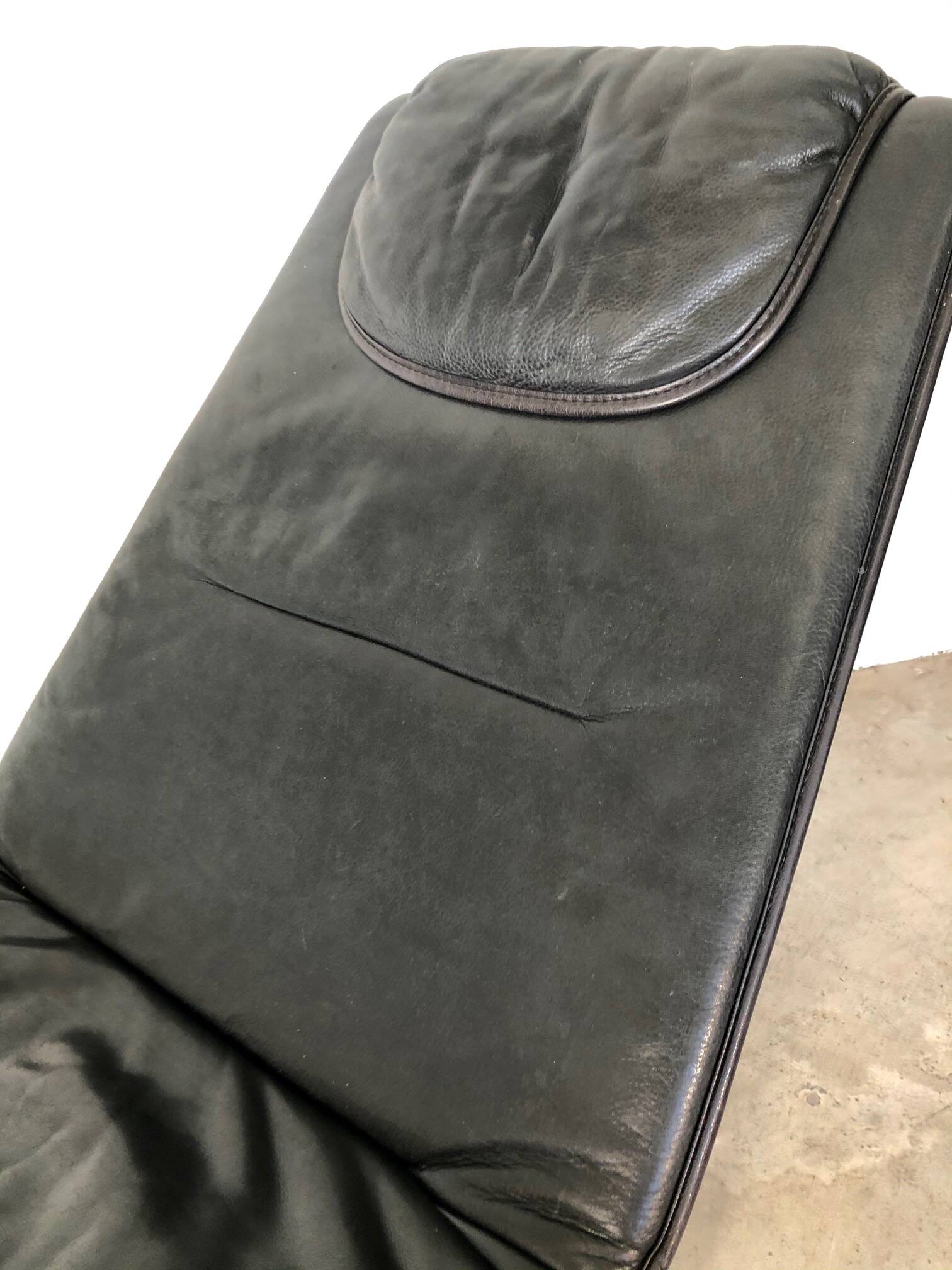 VINTAGE MID-CENTURY BLACK LEATHER CHAISE LOUNGE BY INGMAR RELLING