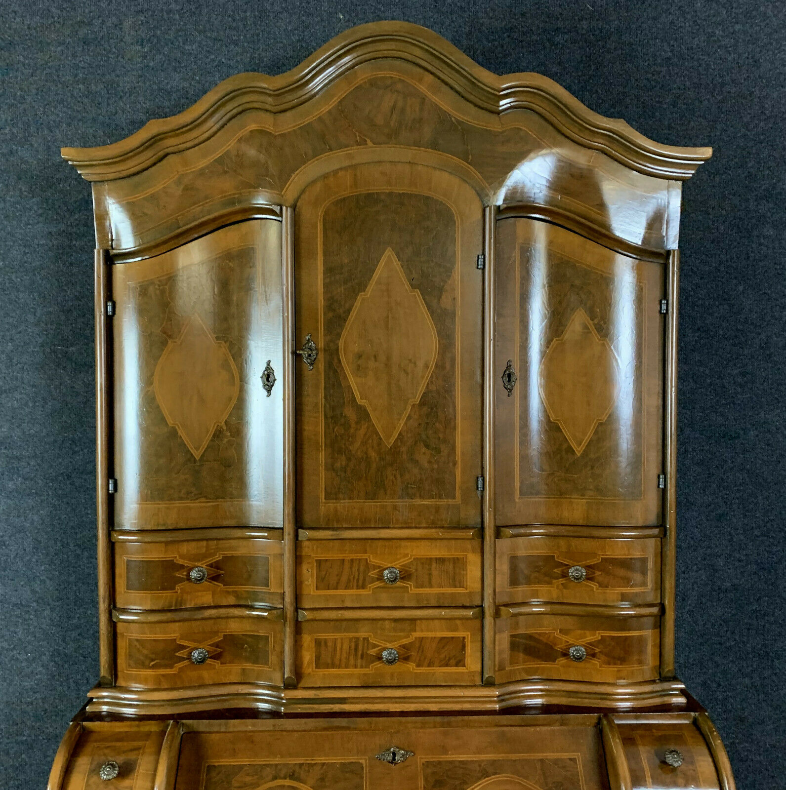 Italian cabinet Louis XV has crossbow façade in walnut and mark