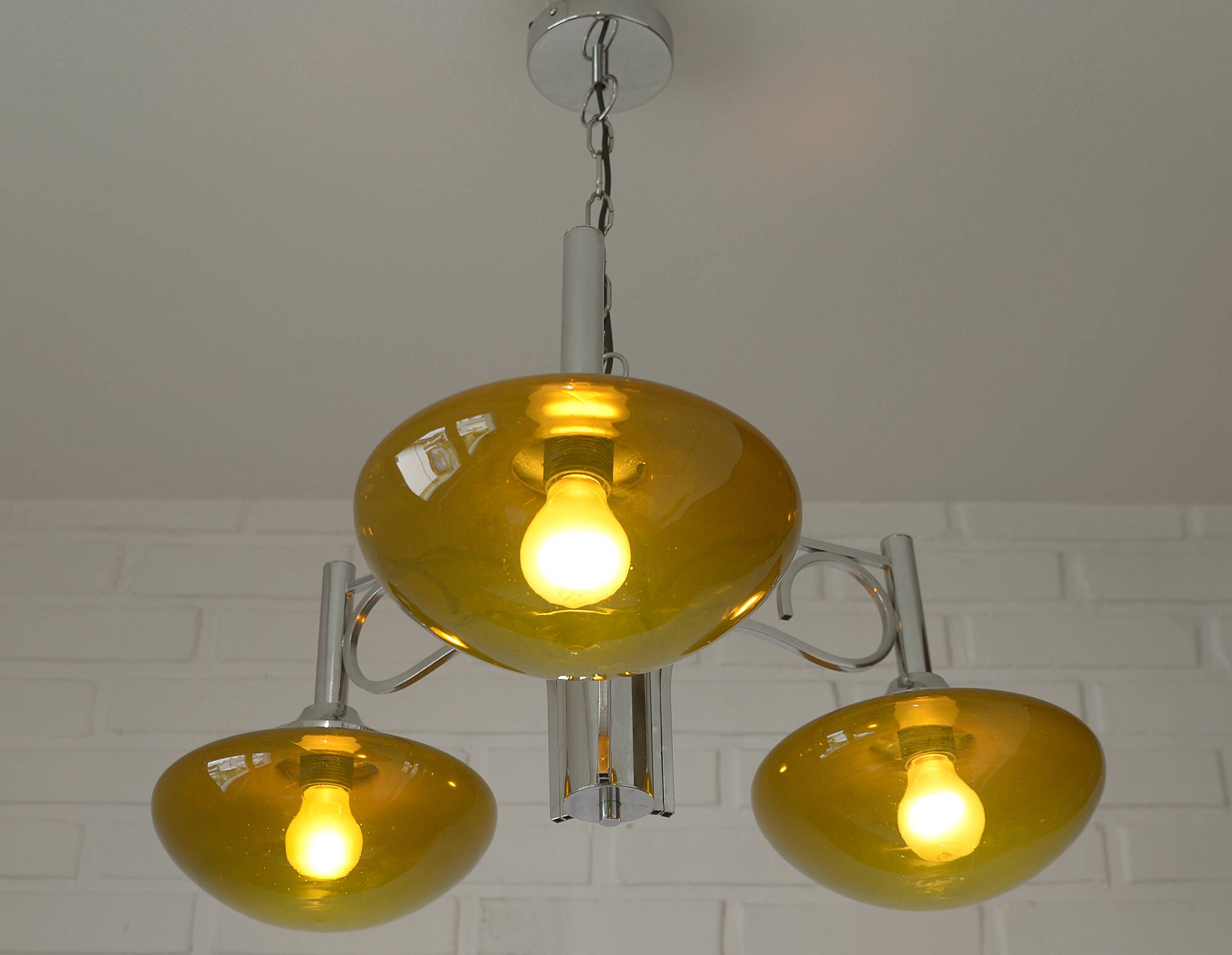 Lustre vintage en chrome, lampe suspendue en verre ambré moderne du milieu du siècle