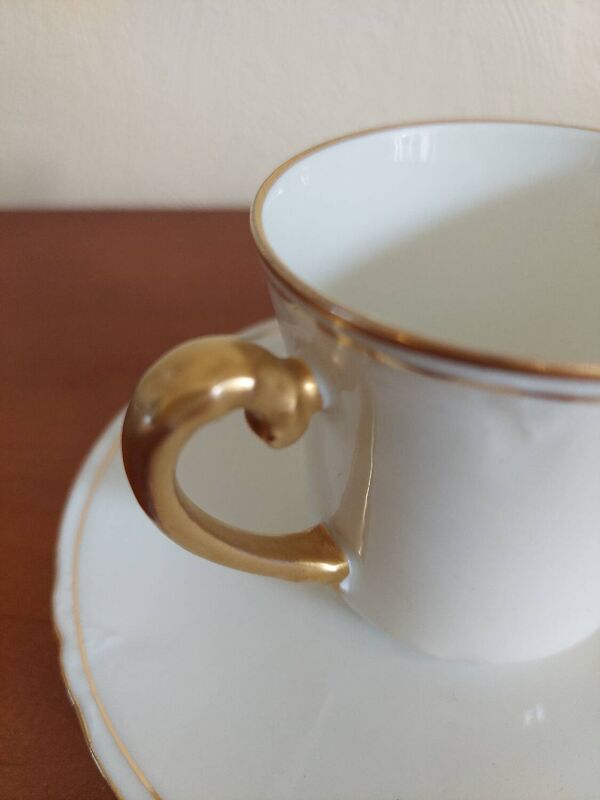 11 tasses et soucoupes Bernardaud Limoges blanches et dorées
