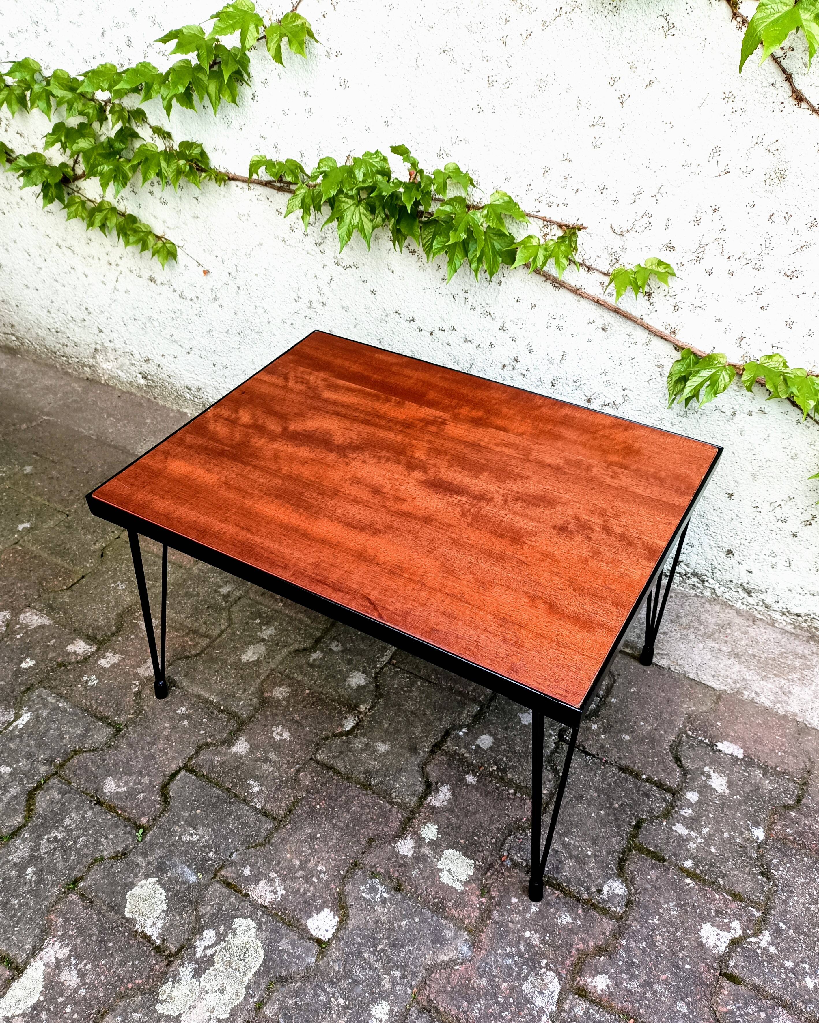 Table basse pieds épingles