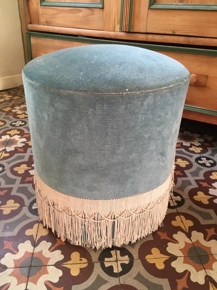 Pouf en velours bleu avec  franges