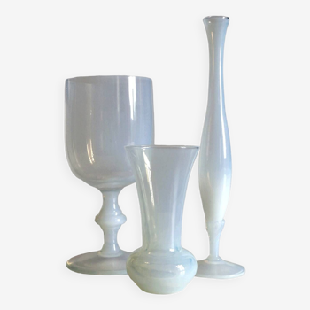 Trio de vases en opaline blanche