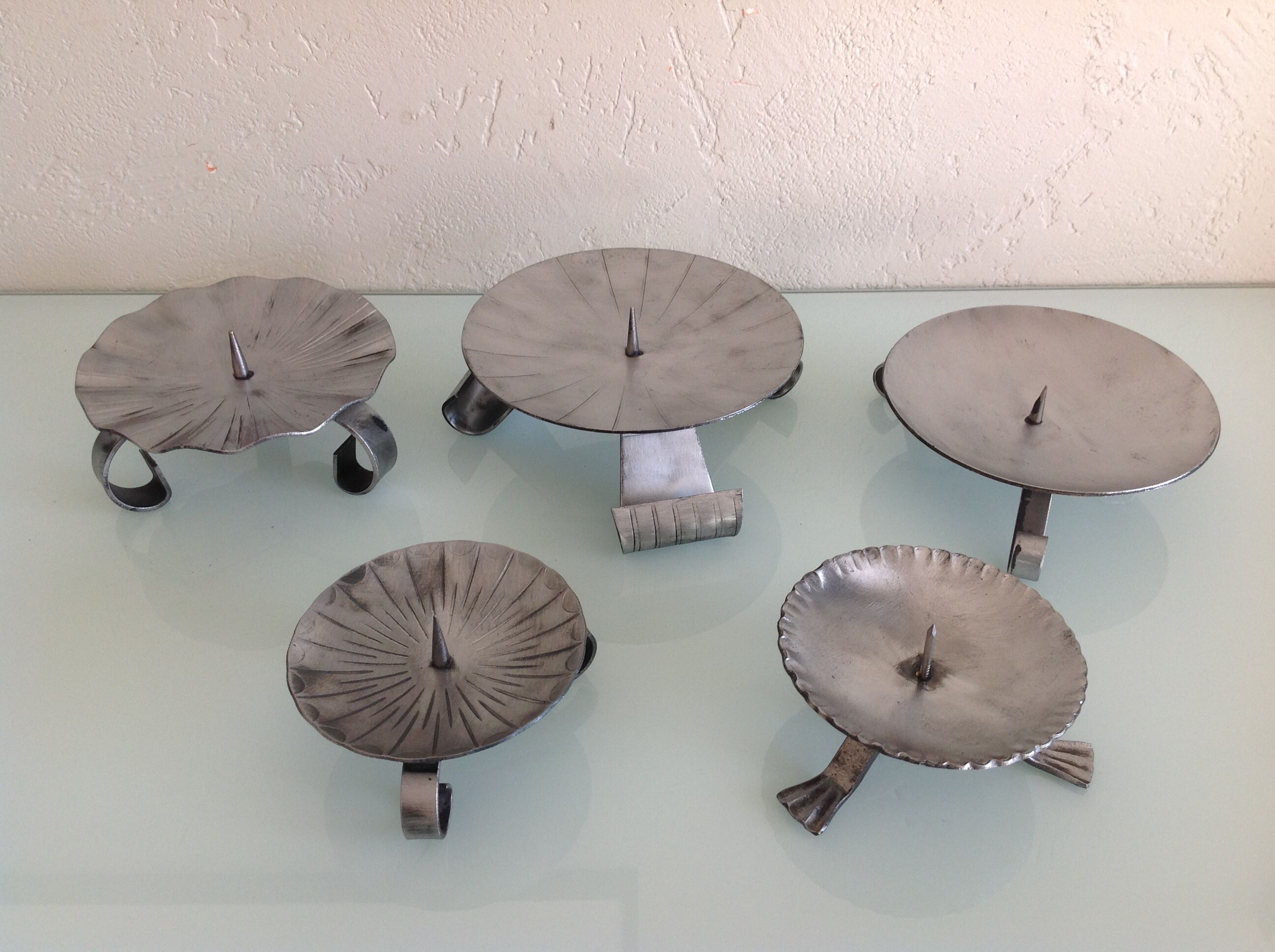 Suite of five candlesticks in brushed metal / vintage 60s-70s