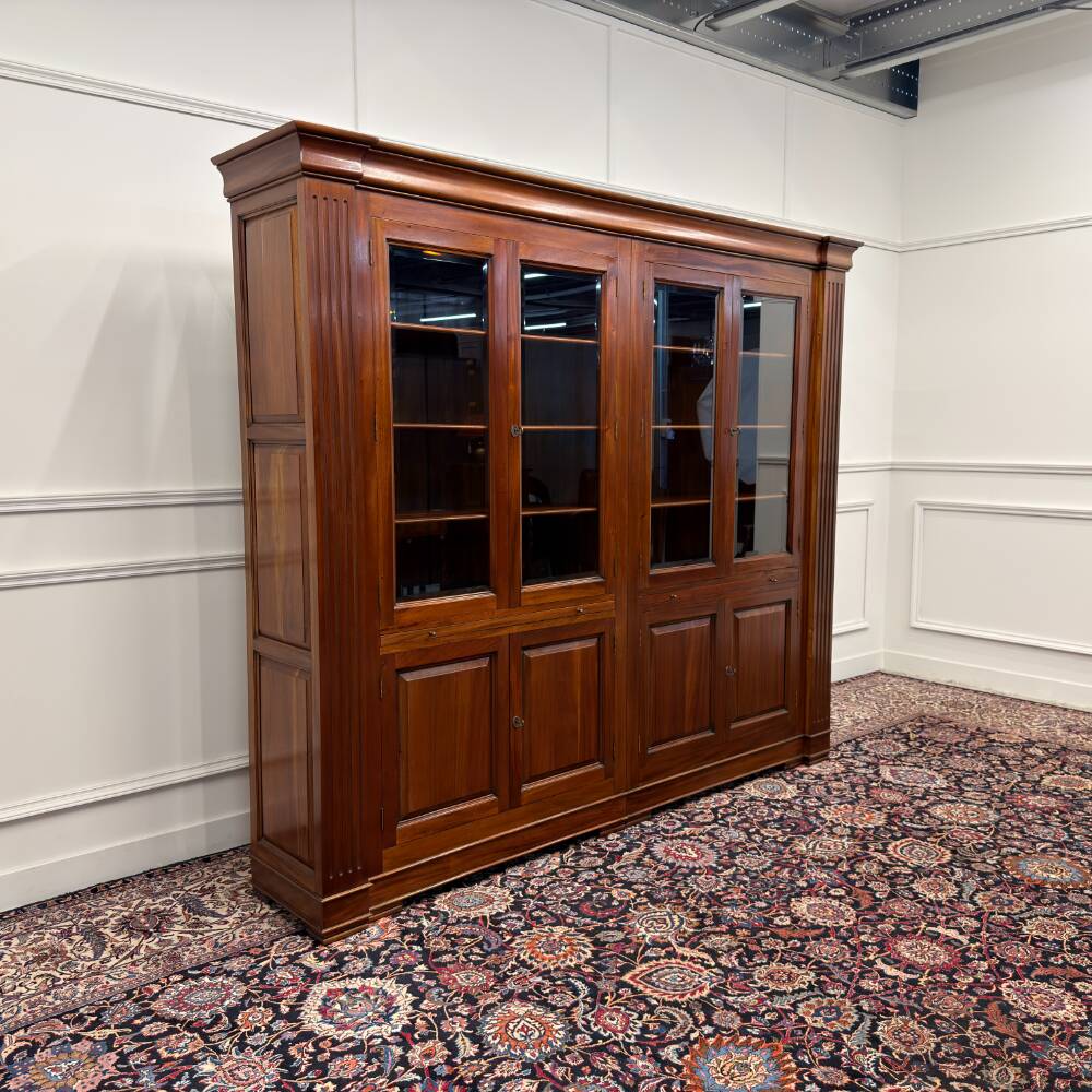 Bibliothèque anglaise classique avec colonnes