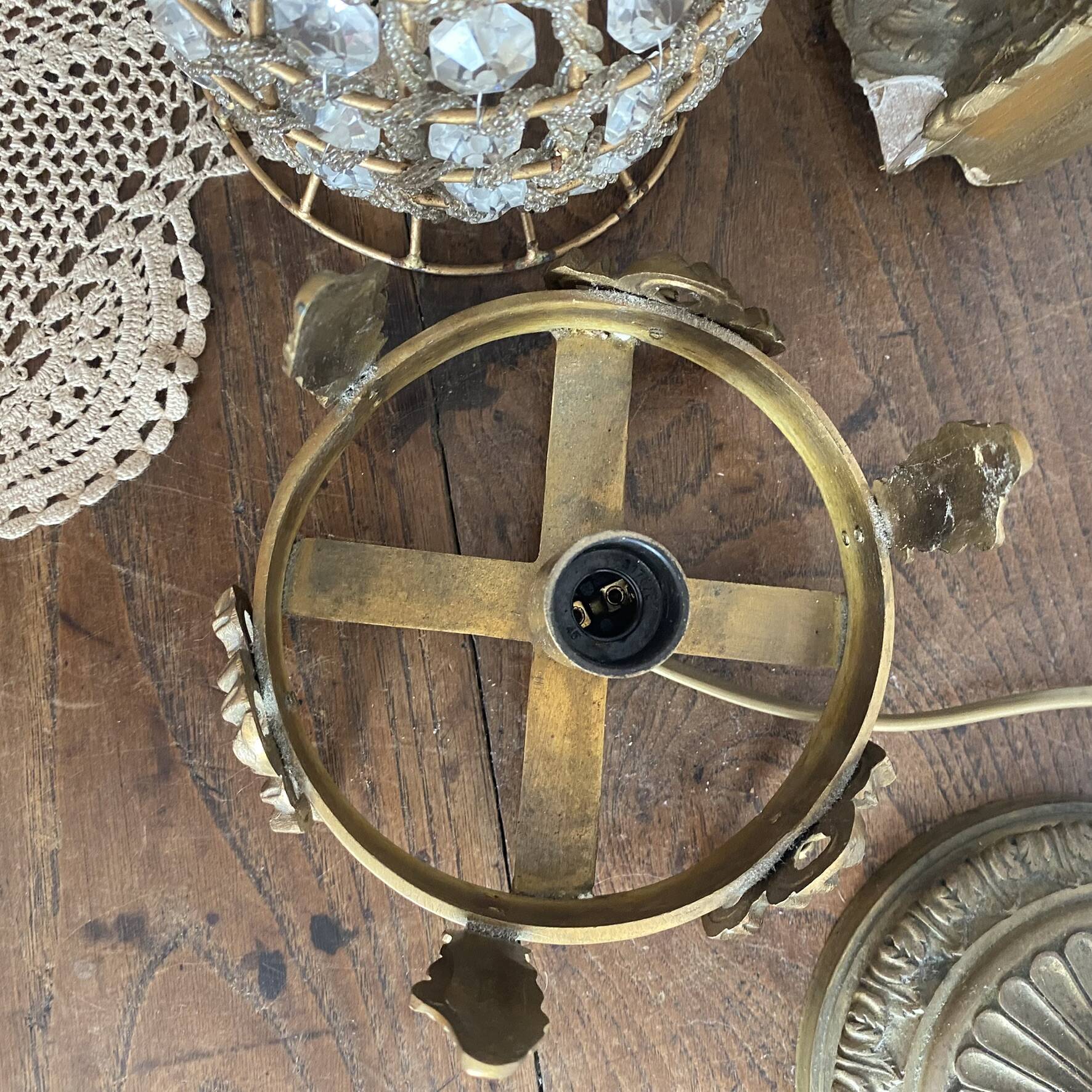 Table lamp in brass, beads and glass pendants