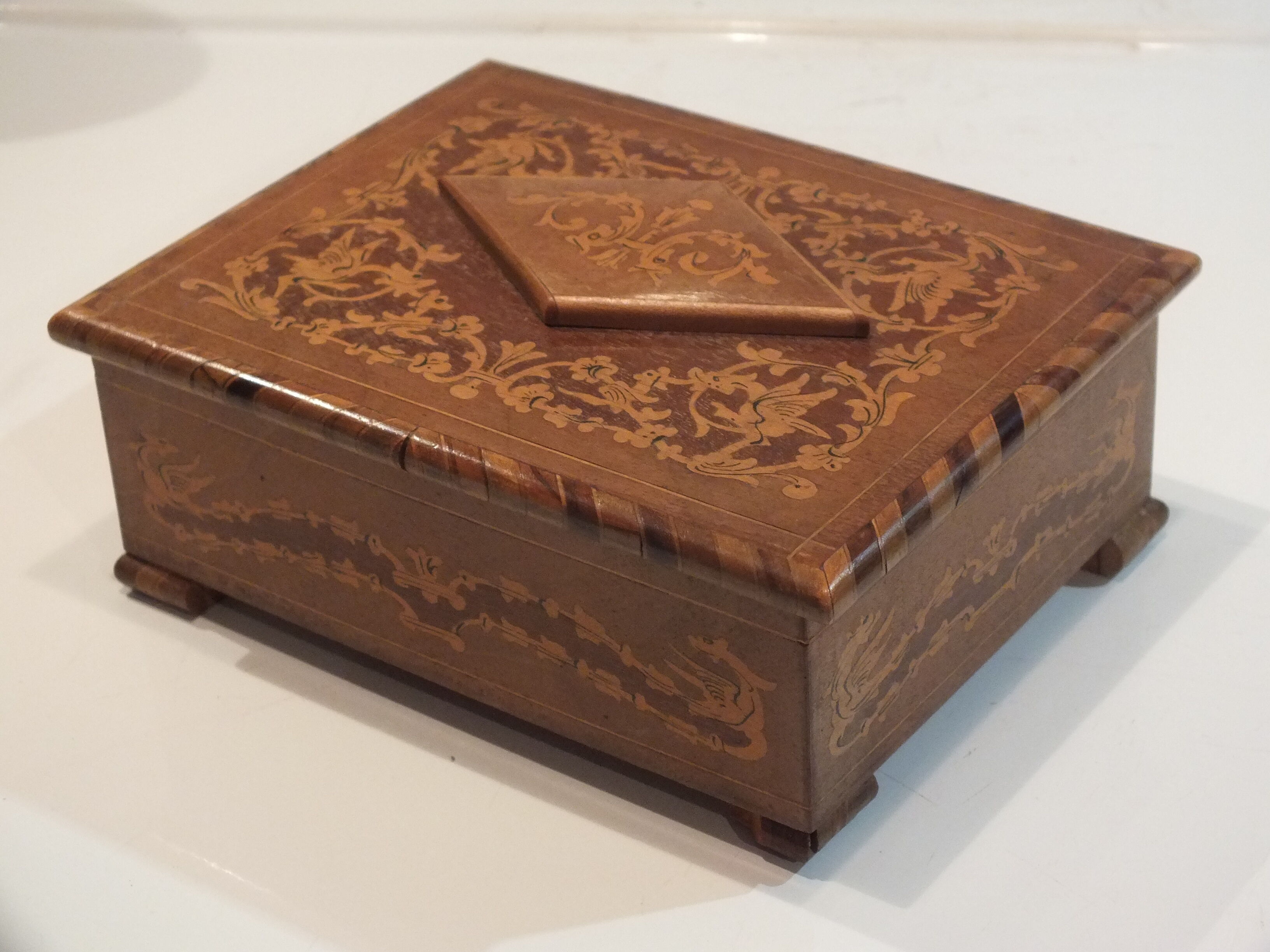 Ancien coffret à bijoux capitonné en marqueterie