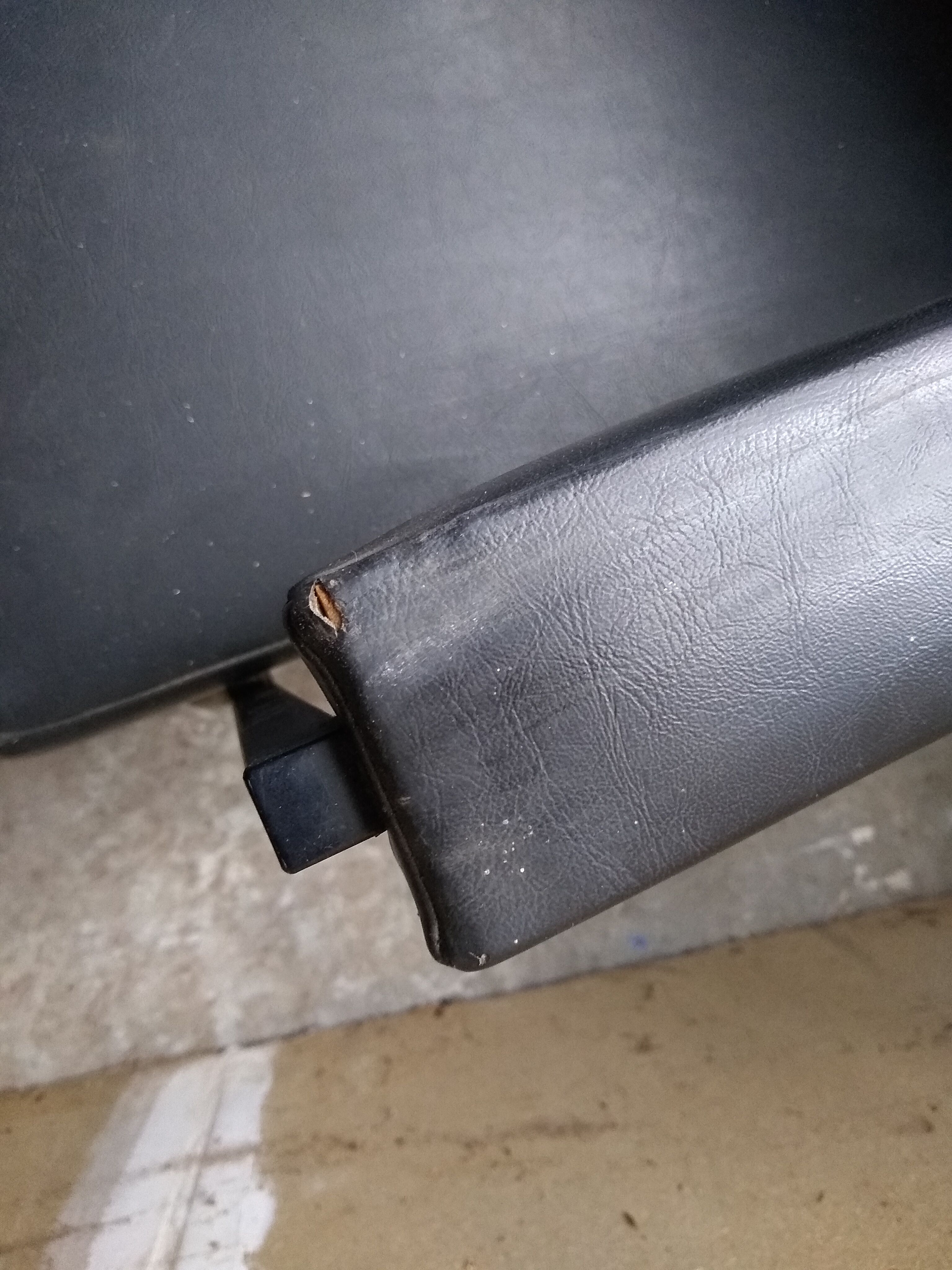 Armchair year 70 . Black skaï and black treated steel square tube. Good condition of the skaï