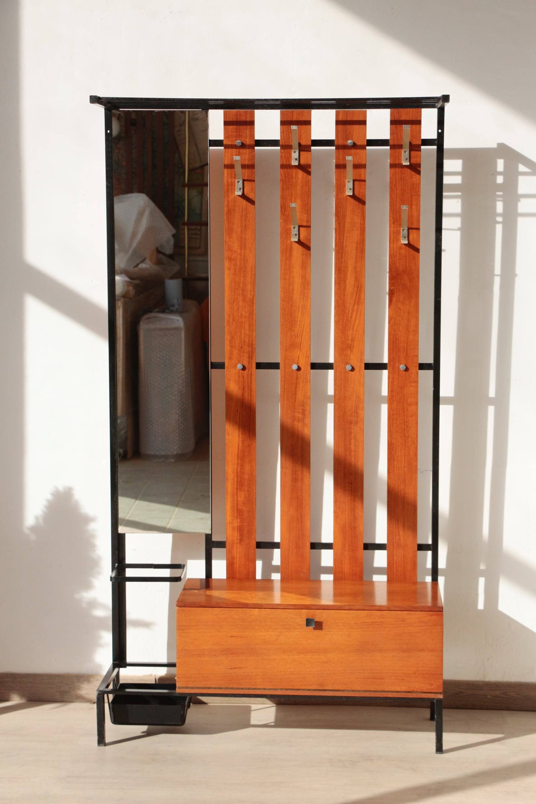 Vestiaire d’entrée vintage – Meuble à patères, miroir et rangements