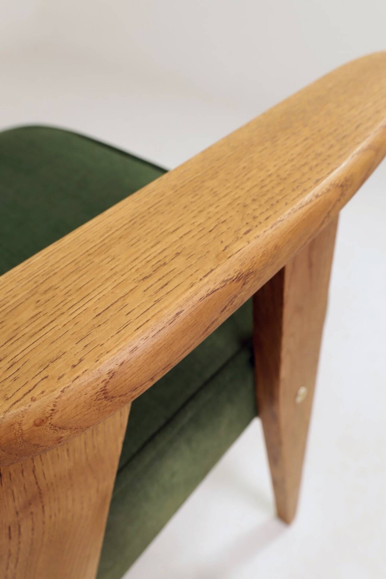 Paire de fauteuils en chêne clair et tissu vert olive