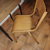 Petit bureau et chaise d'écolier