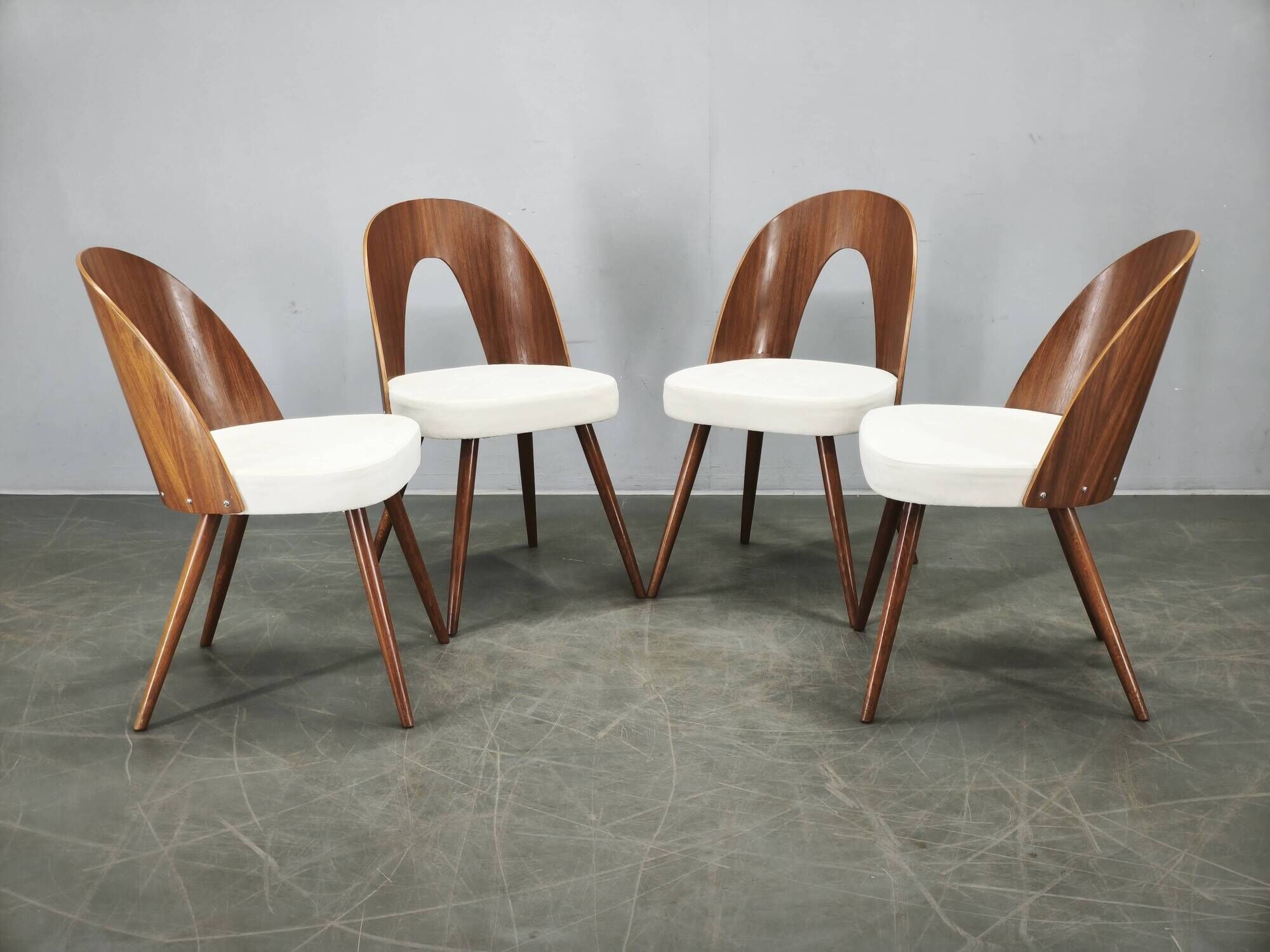 Ensemble de quatre chaises restaurées d'Antonin Suman des années 1960.