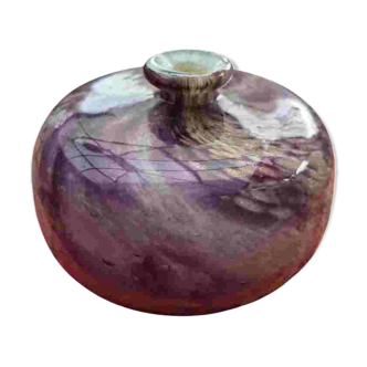 Vase panse aplatie à décor de spirales violettes et dorées