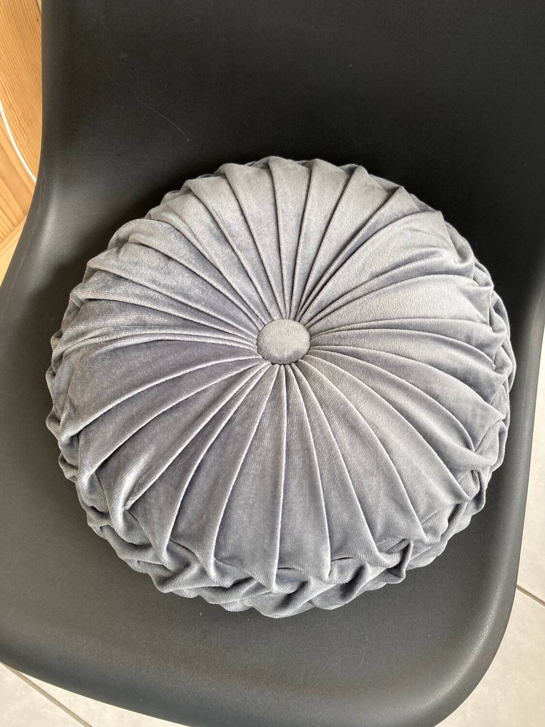 Round pleated suede velvet cushion