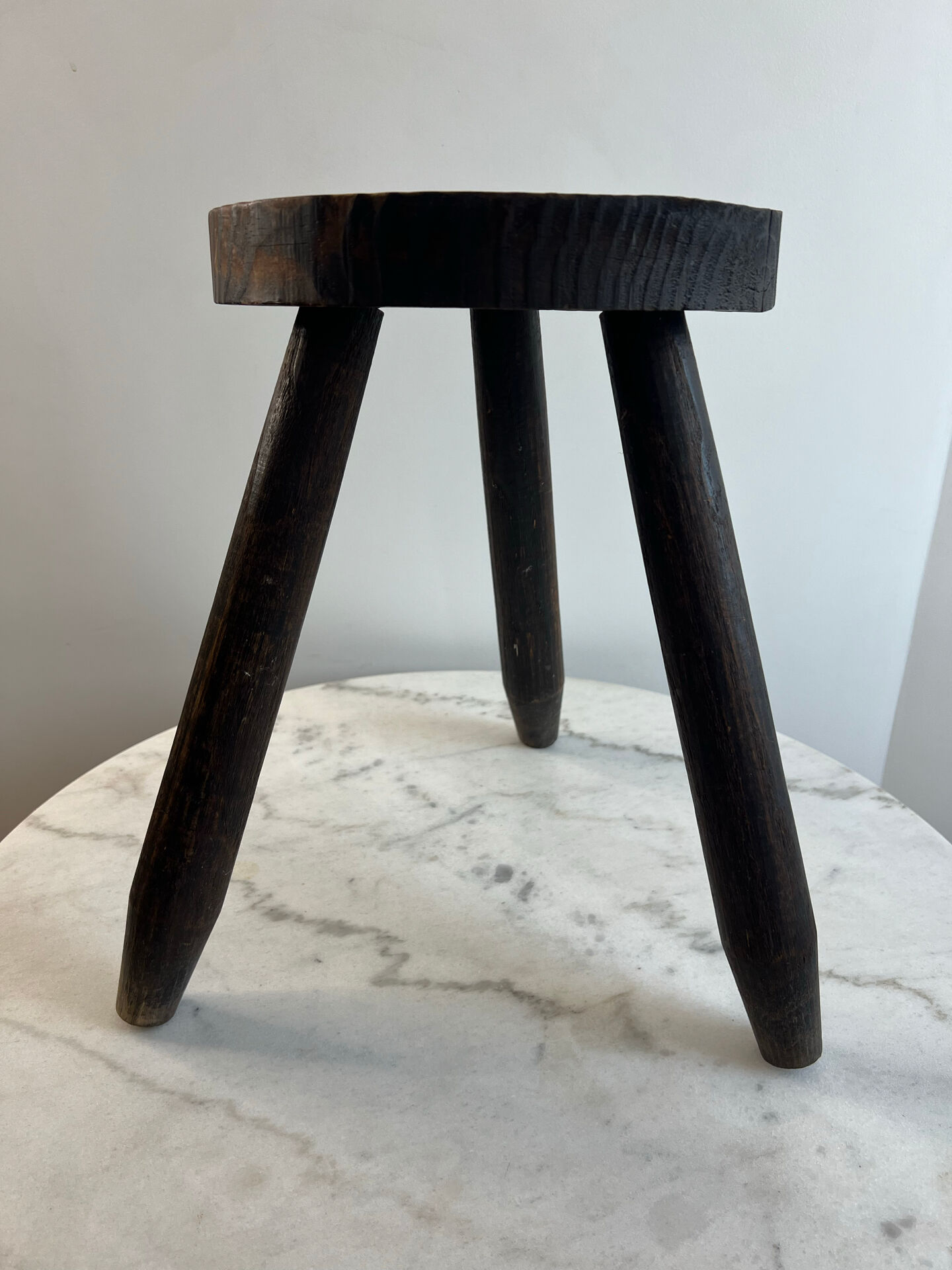 Tripod stool in solid wood — Charlotte Perriand spirit