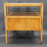 Table de chevet en érable, style milieu du siècle, années 1960, avec étagère en verre opale, restaurée, Tchécoslovaquie