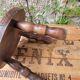 Tabouret tripode en bois