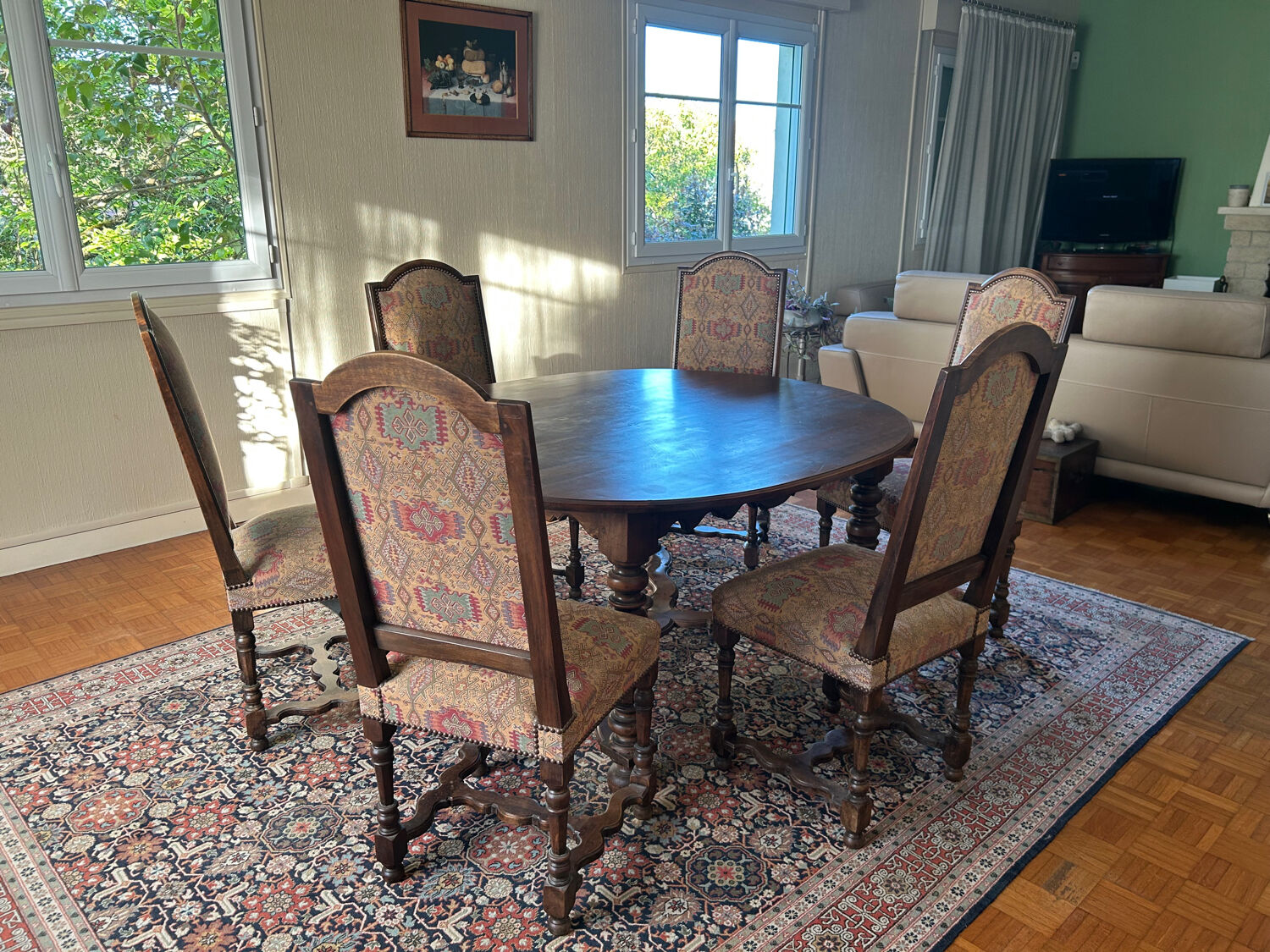 Solid oak dining table and 6 matching chairs.