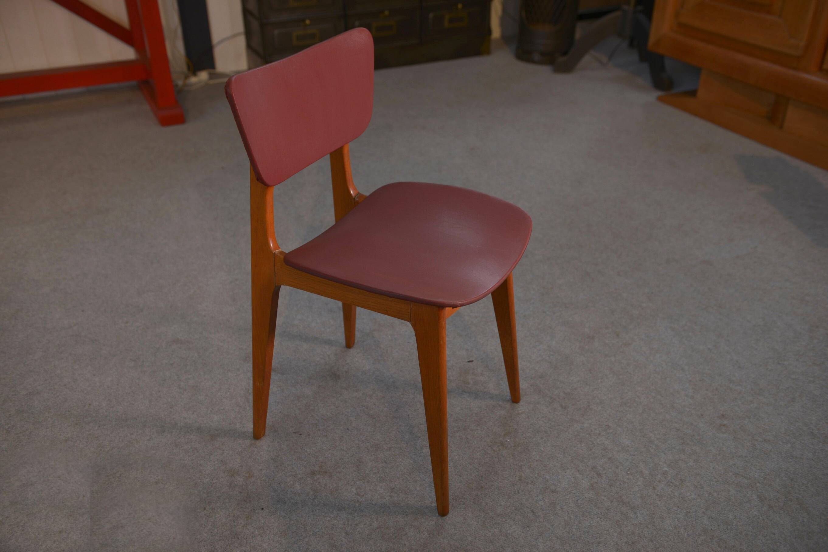 Set of 4 designer chairs in oak and red leatherette from the 1960s