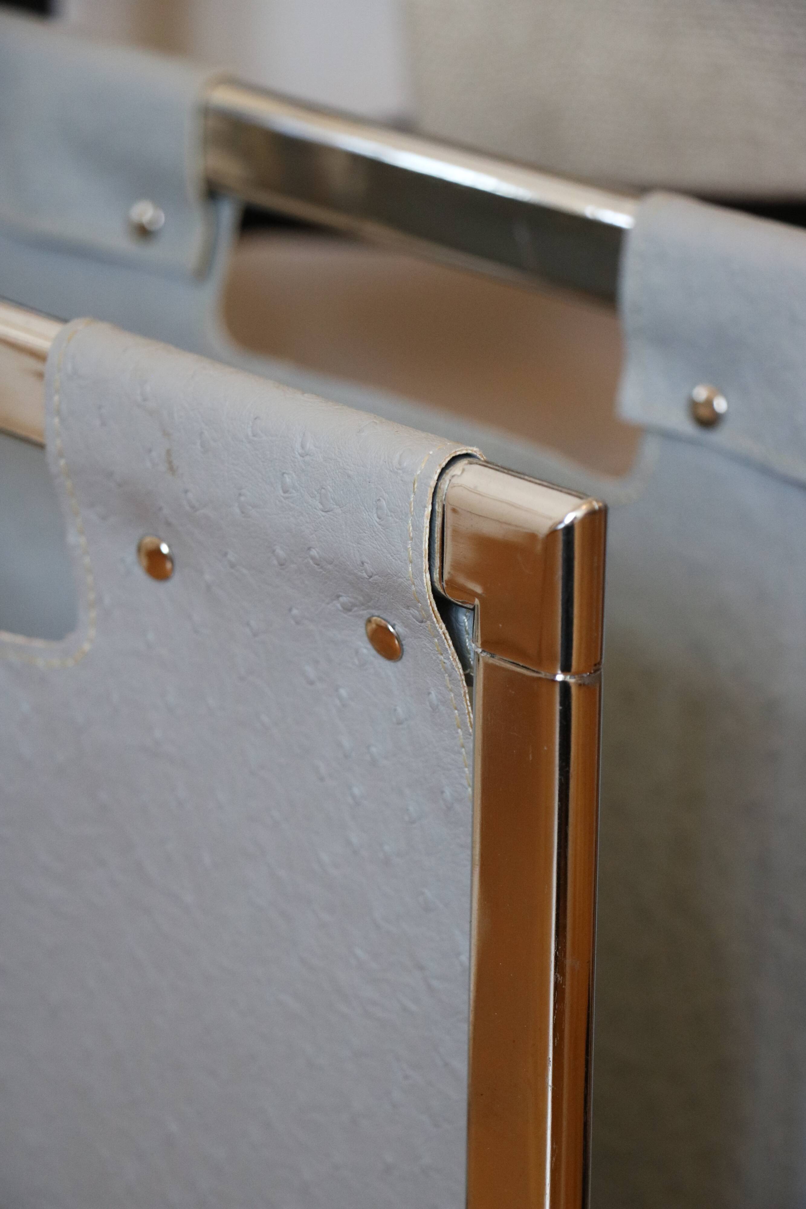 Porte revues moderniste