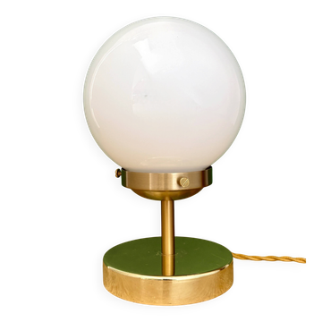 Vintage globe table lamp in white opaline.