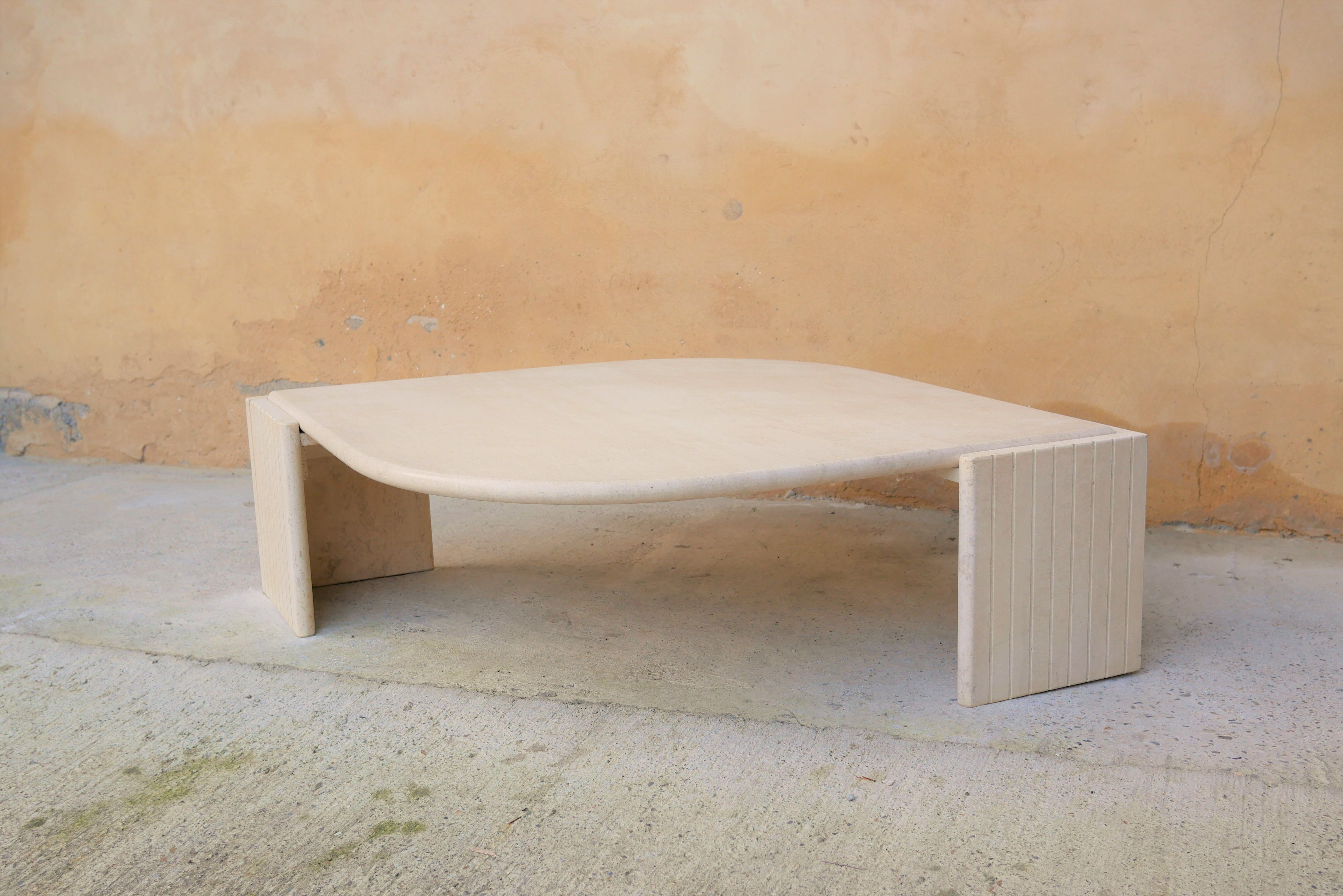 Table basse vintage en travertin par les éditions Roche Bobois