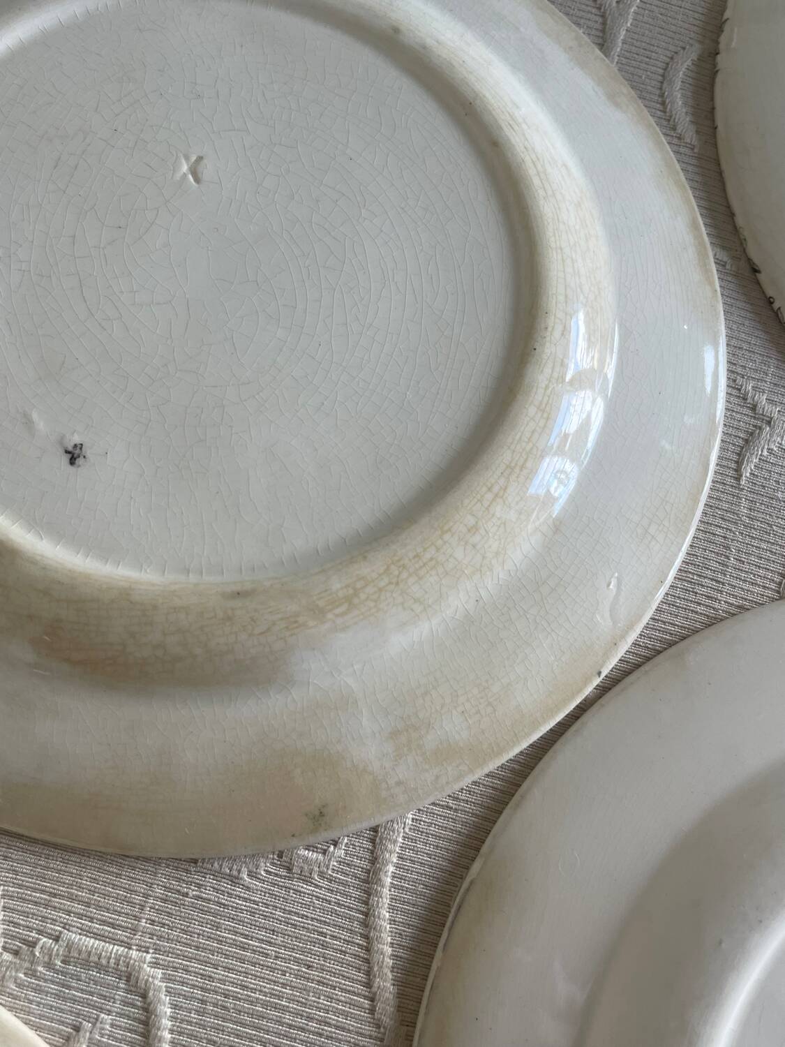 7 flat plates made of ironstone.