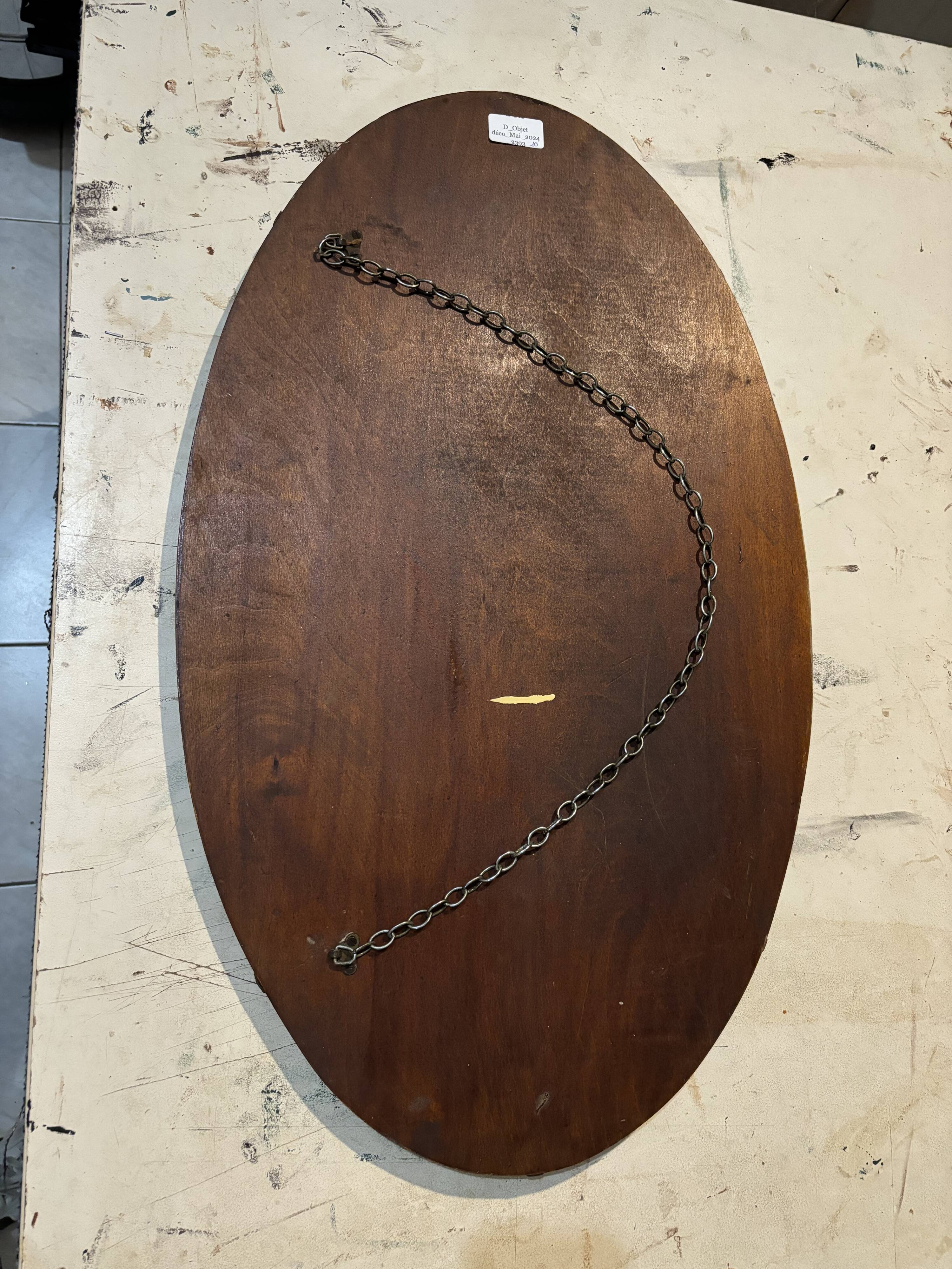 Oval beveled mirror with its chain