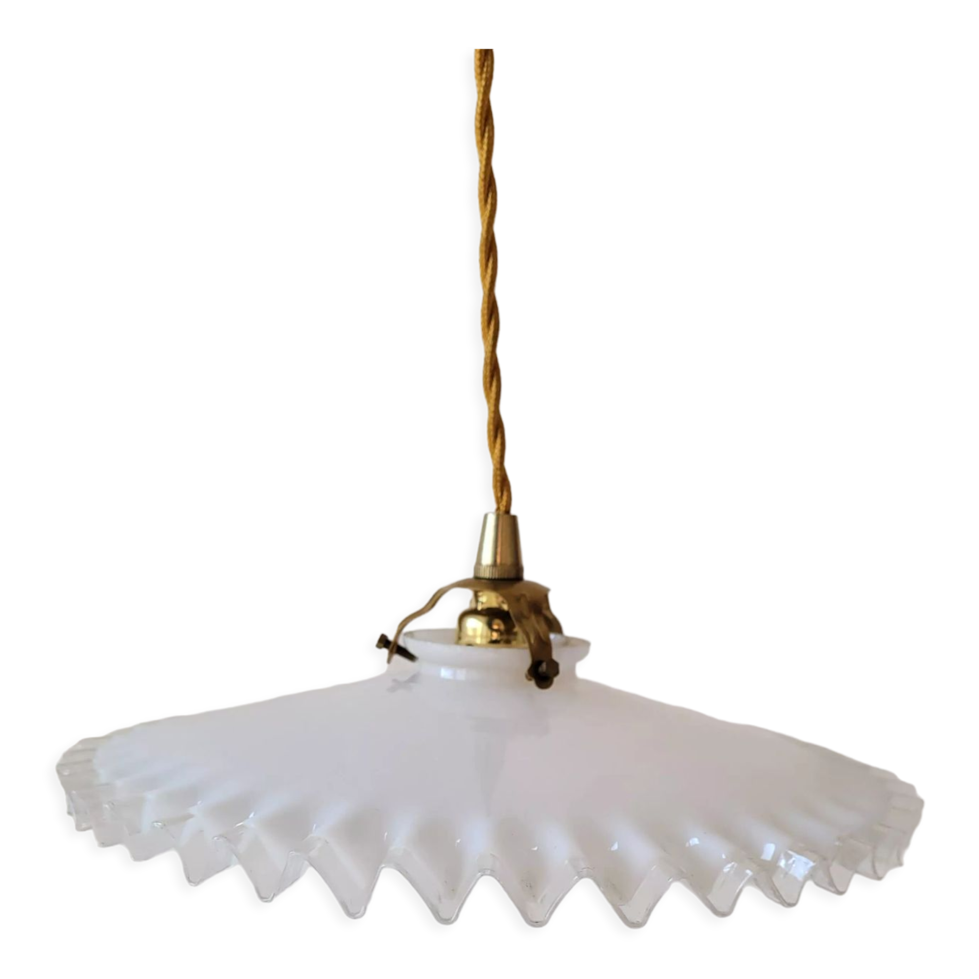 Serrated opaline suspension