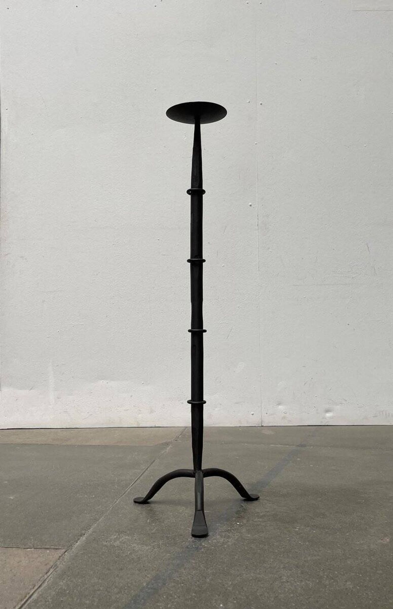 Large tripod candlestick in brutalist wrought iron, mid-century, 1960s.