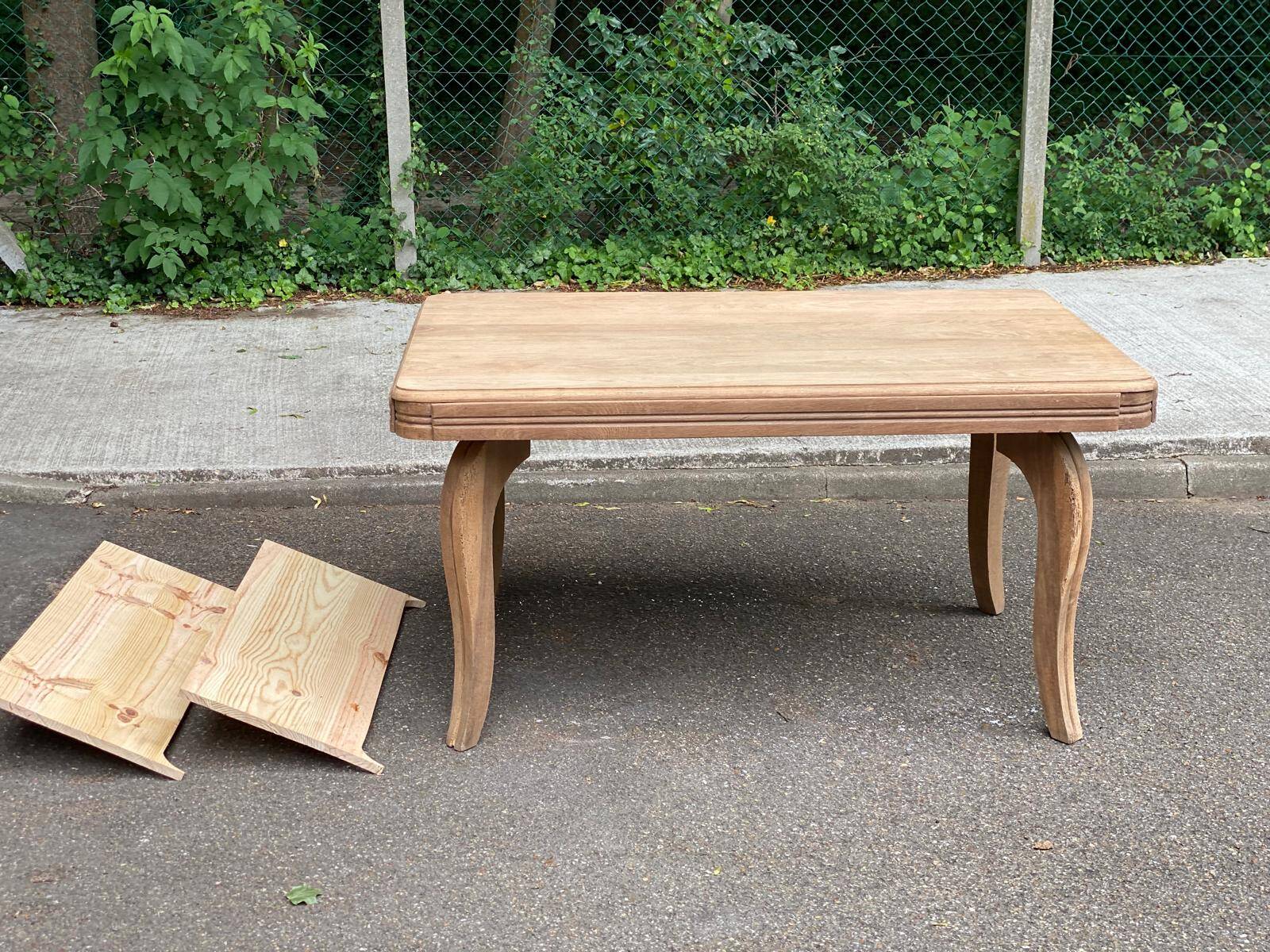 Renovated Art Deco extendable dining table in solid oak and pine from the 1960s.
