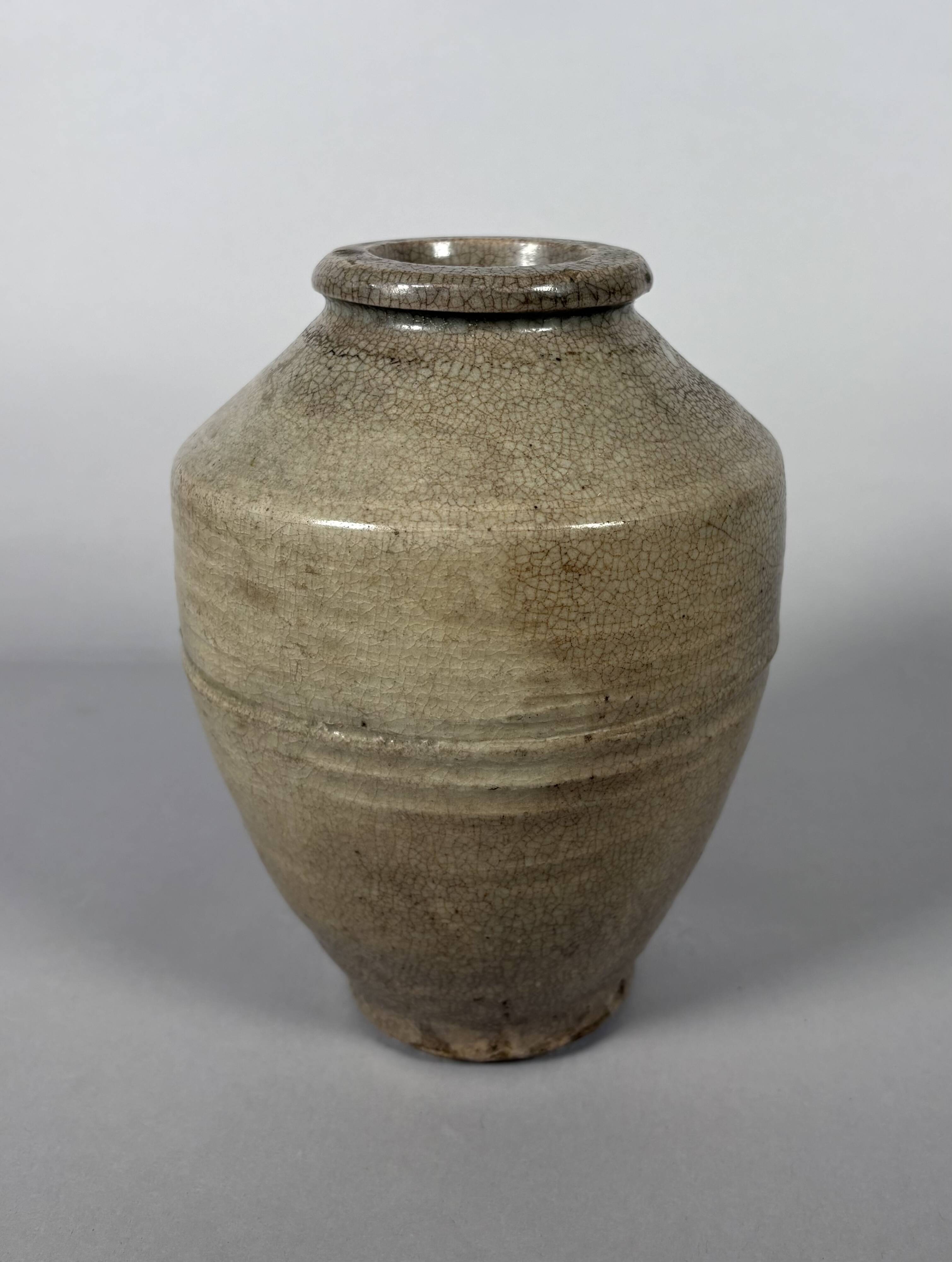 Cracked cream stoneware vase, Ming Dynasty (1368-1644), China