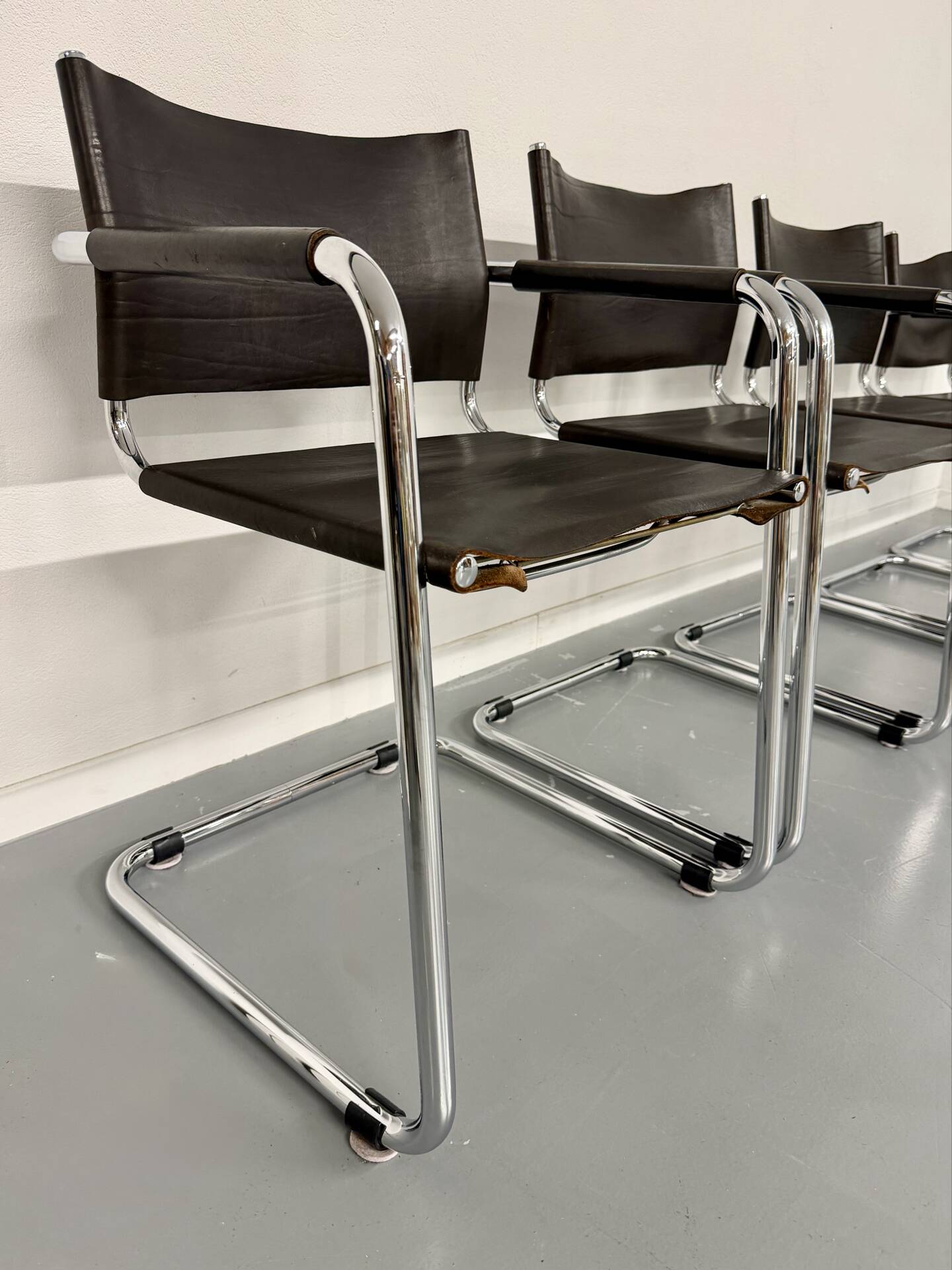 Lot of 5 tubular metal leather chairs, Bauhaus design, vintage 1970s.