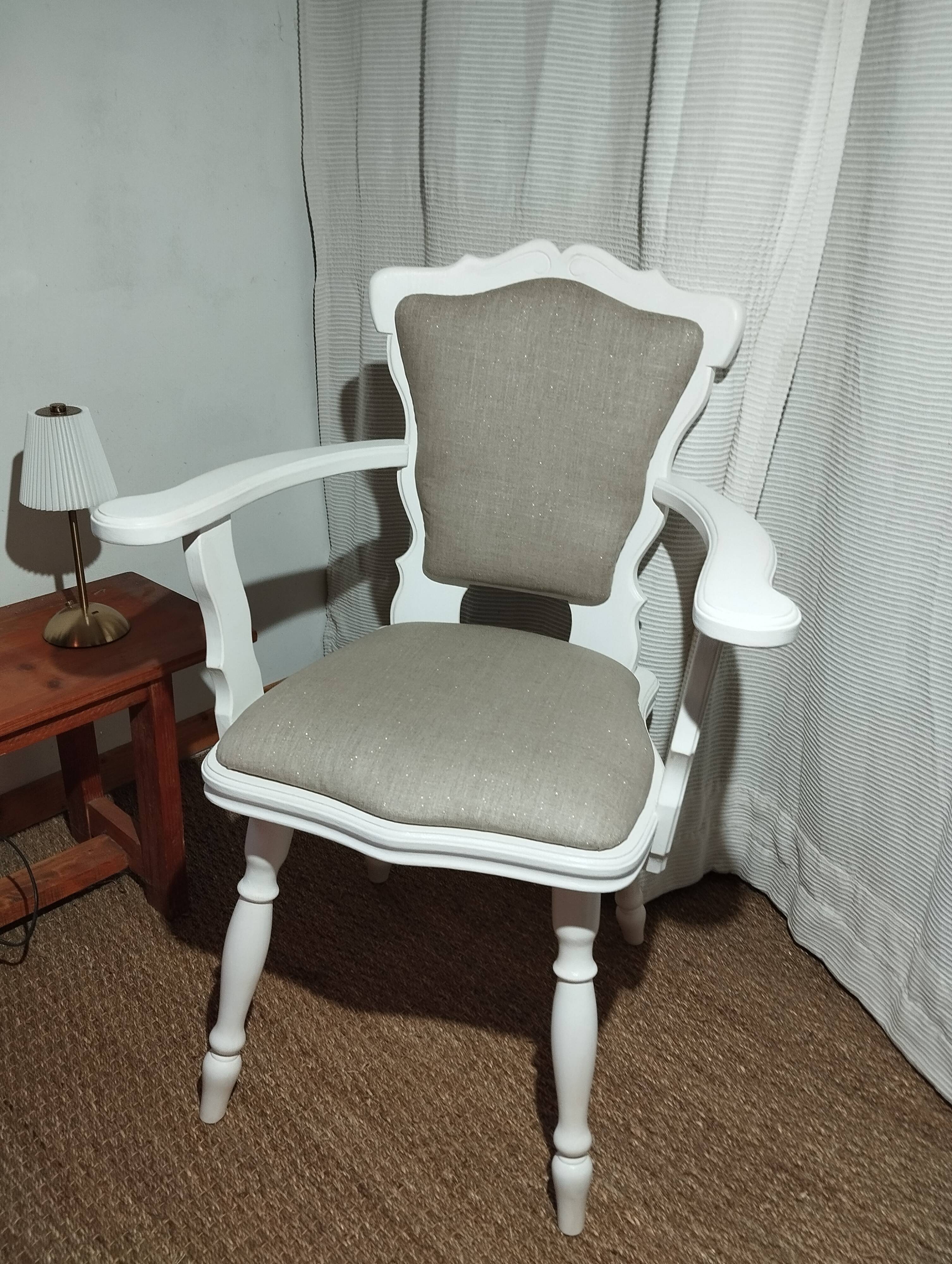 Fauteuil romantique rénové – Chêne massif, blanc satiné & lin naturel
