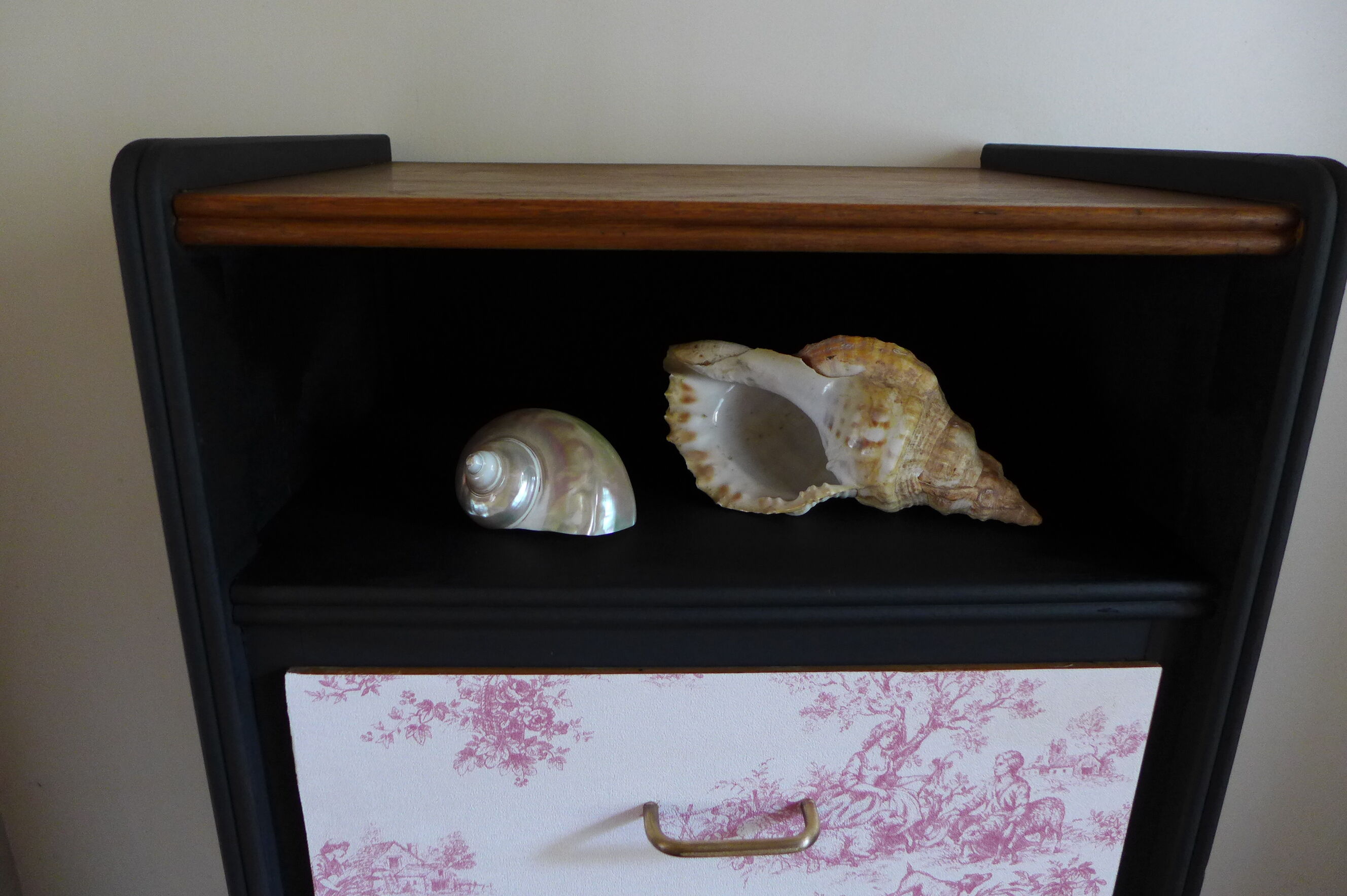 Chest of drawers in black and toile de Jouy