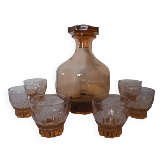 Carafe à liqueur en verre rose et 6 verres assortis