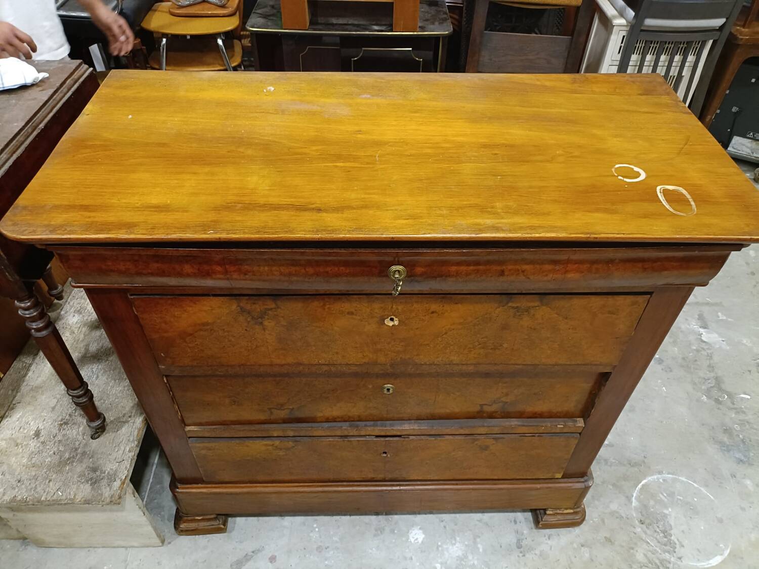 Louis Philippe commode from the mid-19th century, walnut.