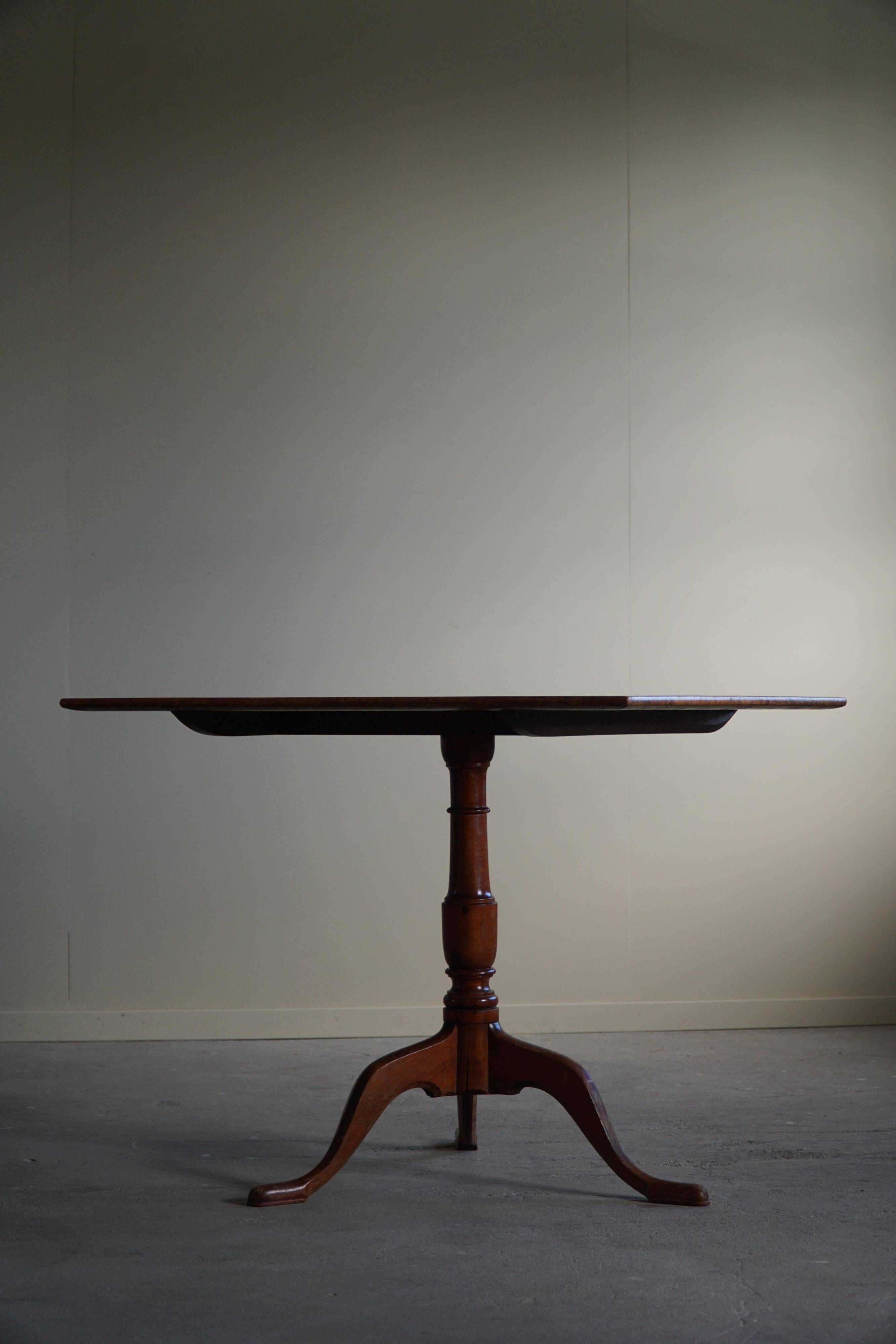 A Swedish folding table made of burl wood by Carl Hollst, Eskilstuna, 1787-1830.