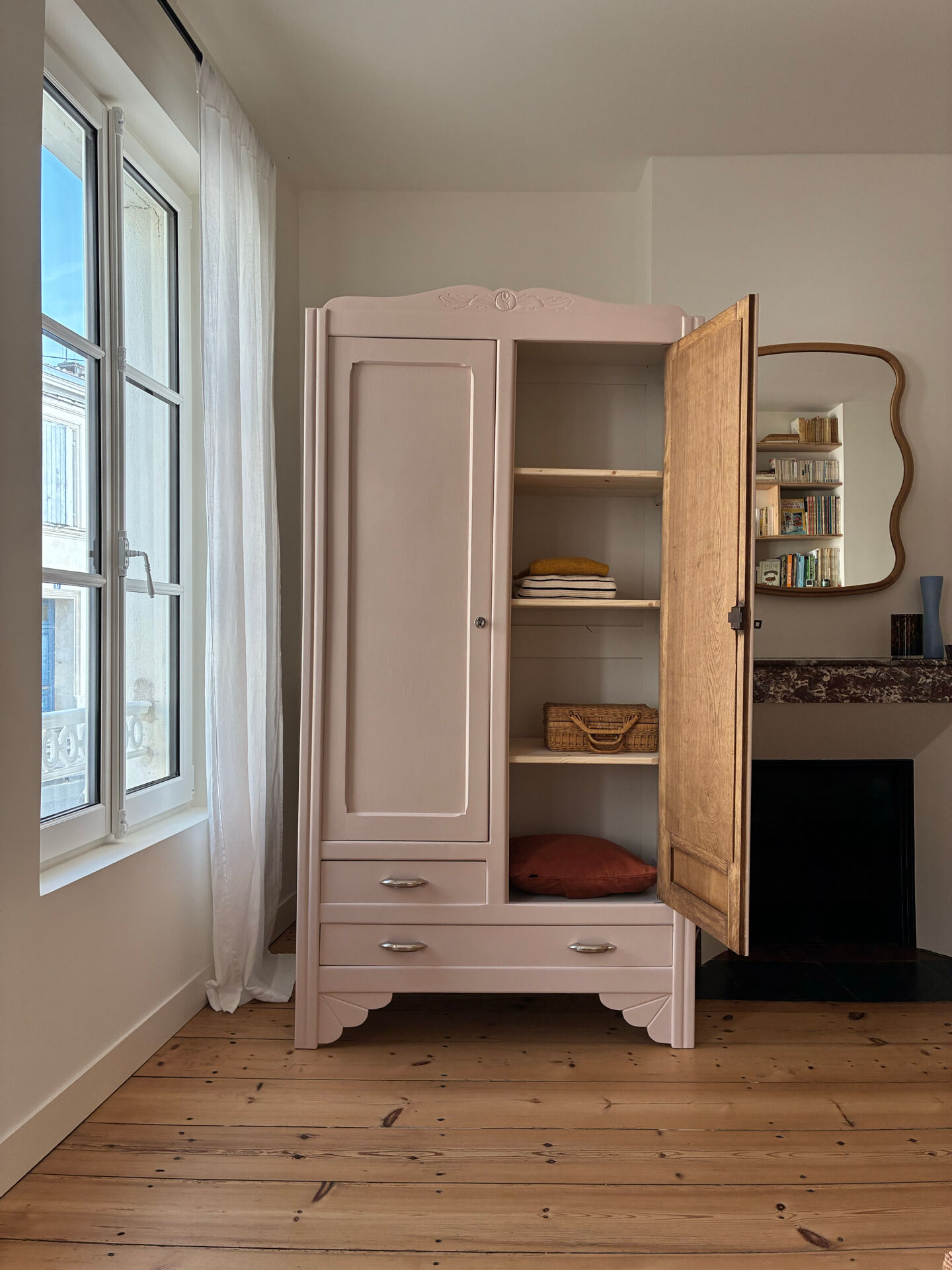 Armoire de style Art Déco colorée