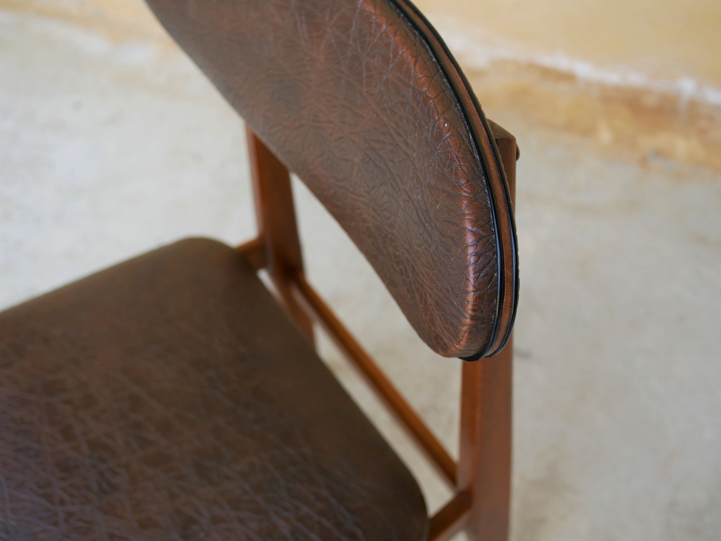 Set of 6 vintage wood and leatherette chairs