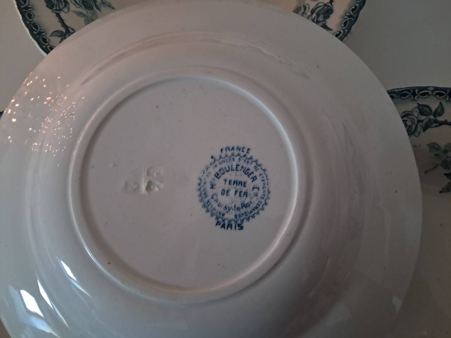 Plates crown of roses. Iron earth